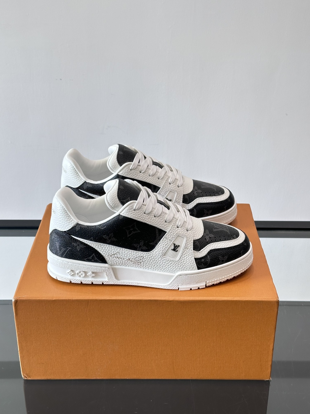 LV 루이비통 트레이너(Trainer) 스니커즈 '시그니처'  신발