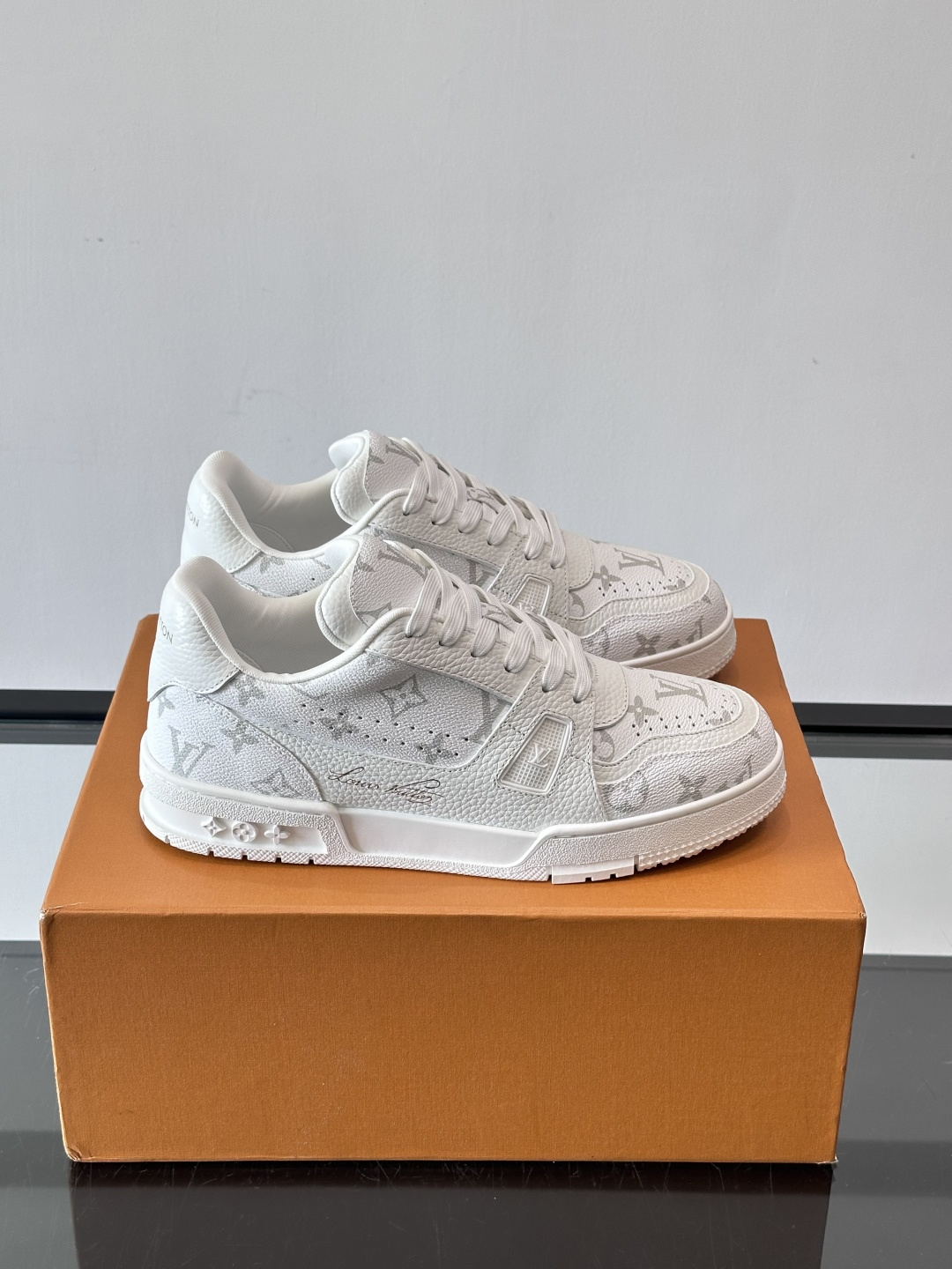 LV 루이비통 트레이너(Trainer) 스니커즈 '시그니처'  신발