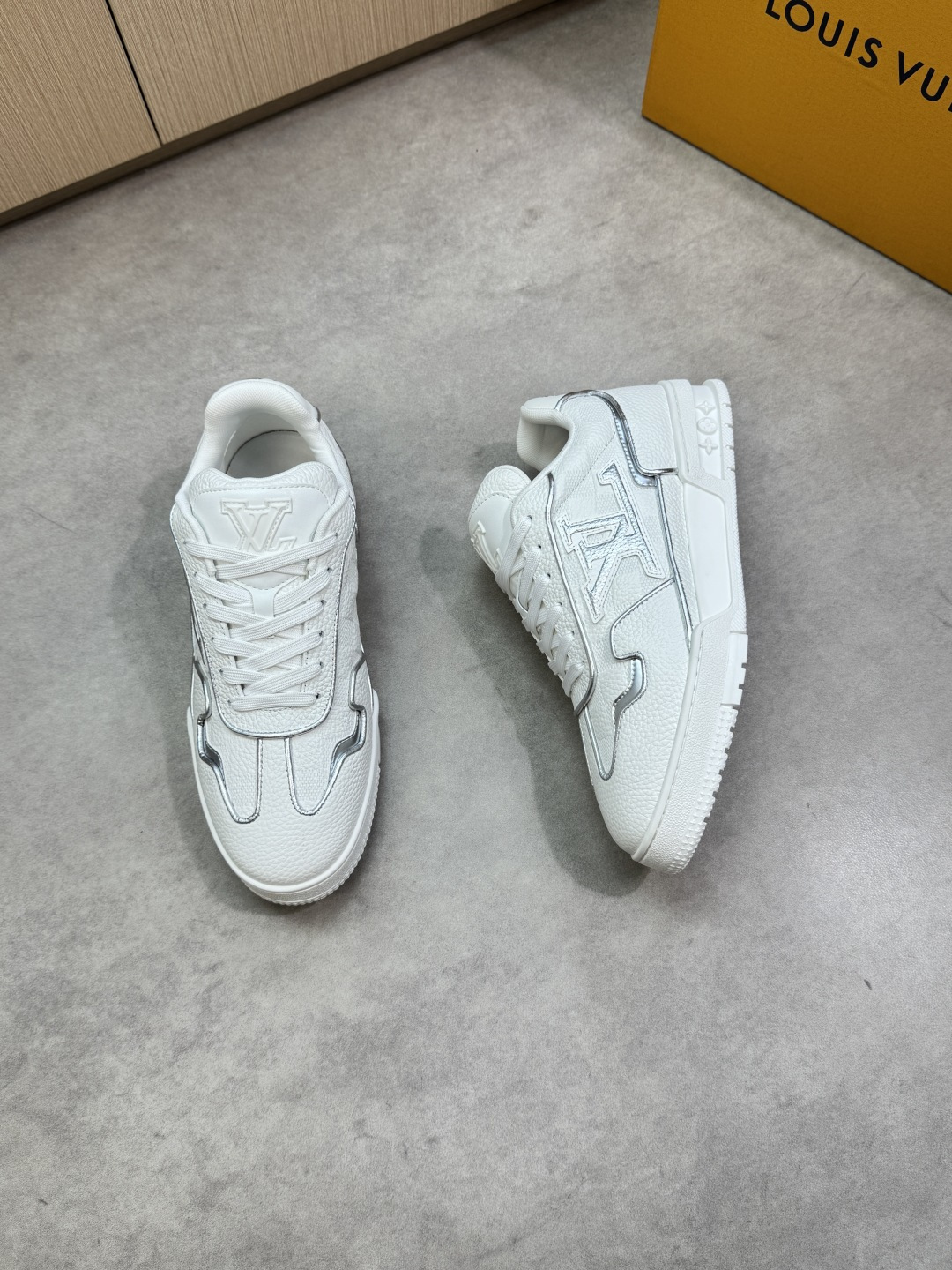 LV 루이비통 프리미엄 리치 가죽(Litchi) 트레이너 스니커즈 신발