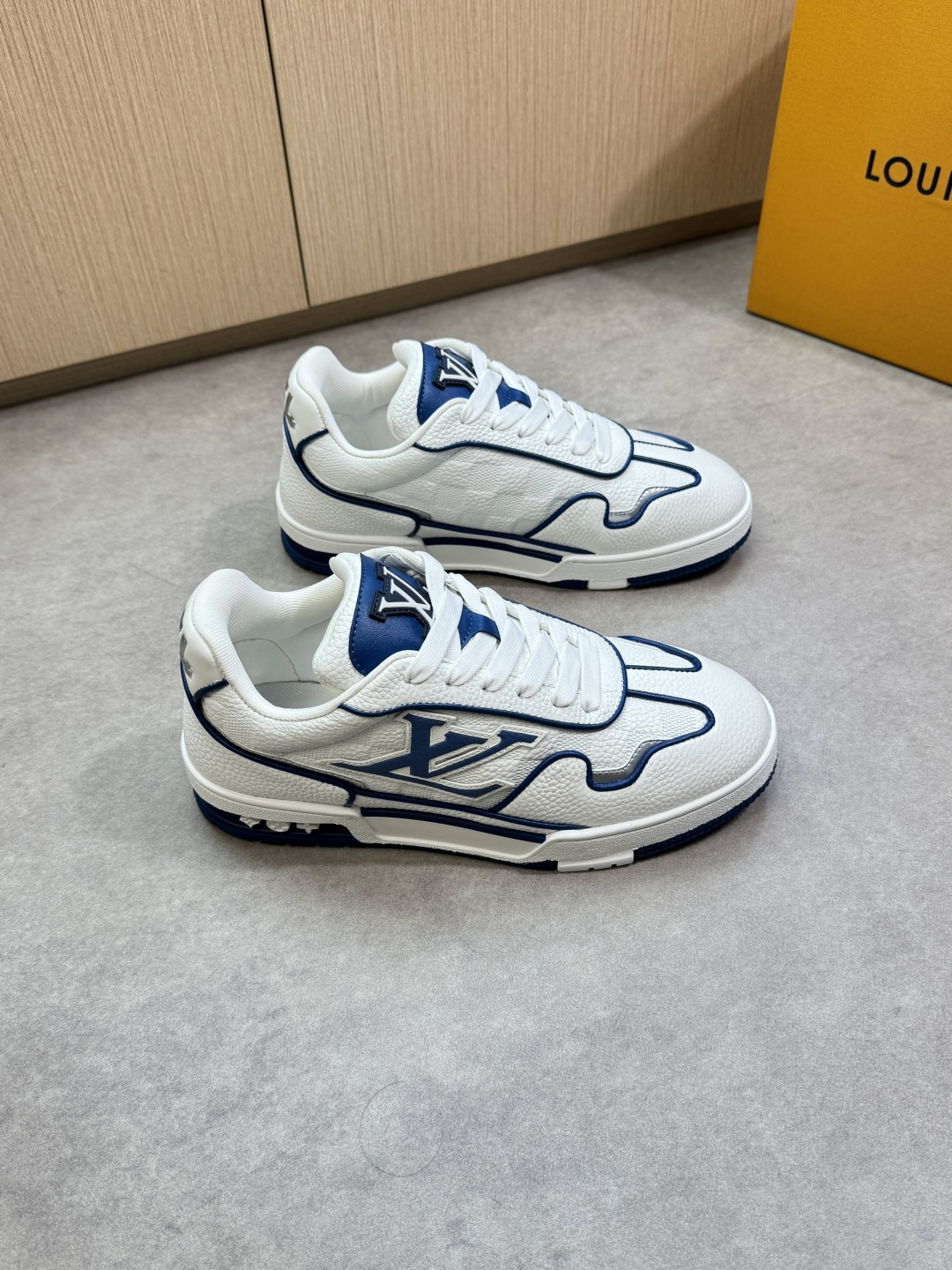 LV 루이비통 프리미엄 리치 가죽(Litchi) 트레이너 스니커즈 신발
