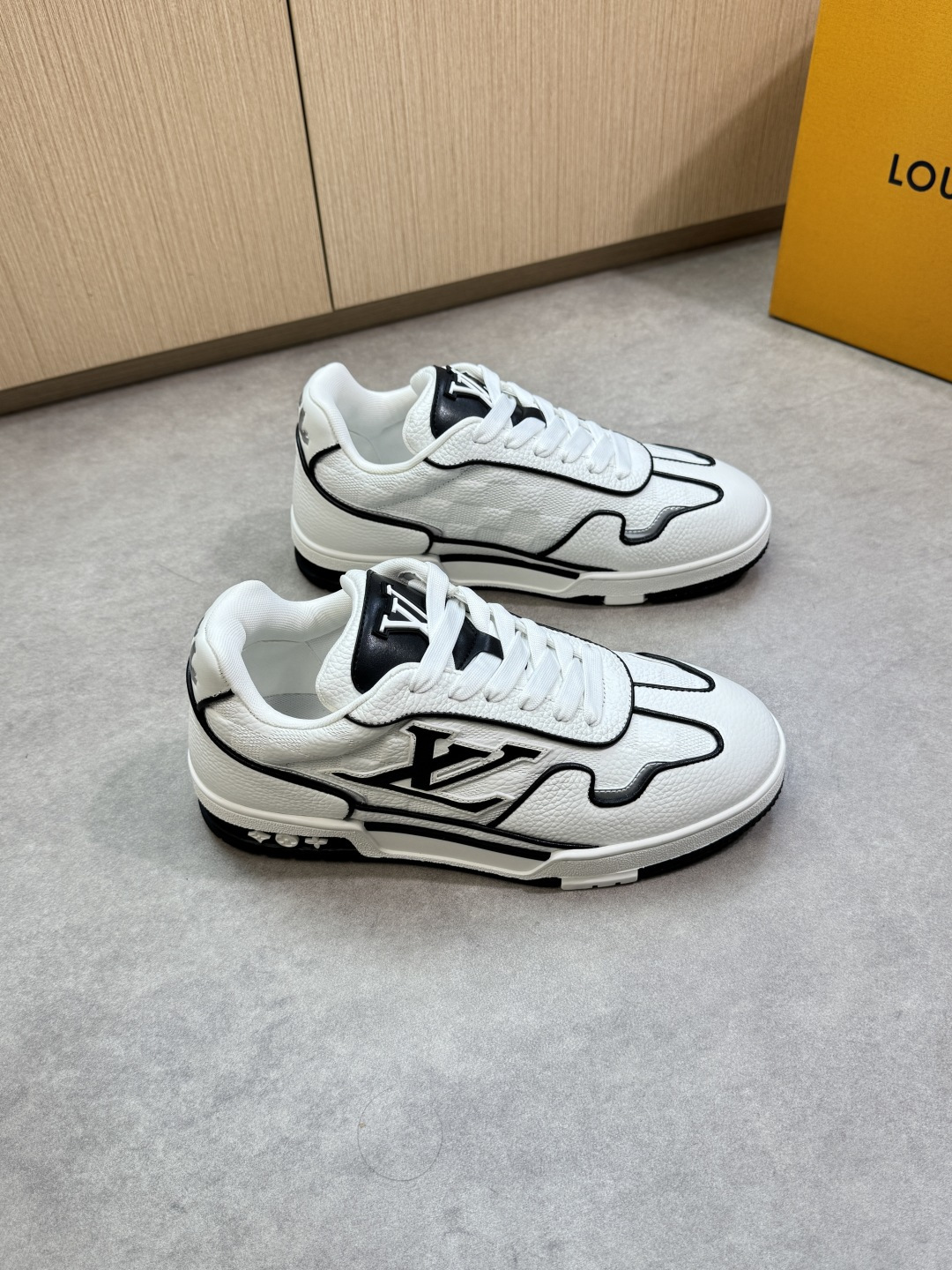 LV 루이비통 프리미엄 리치 가죽(Litchi) 트레이너 스니커즈 신발