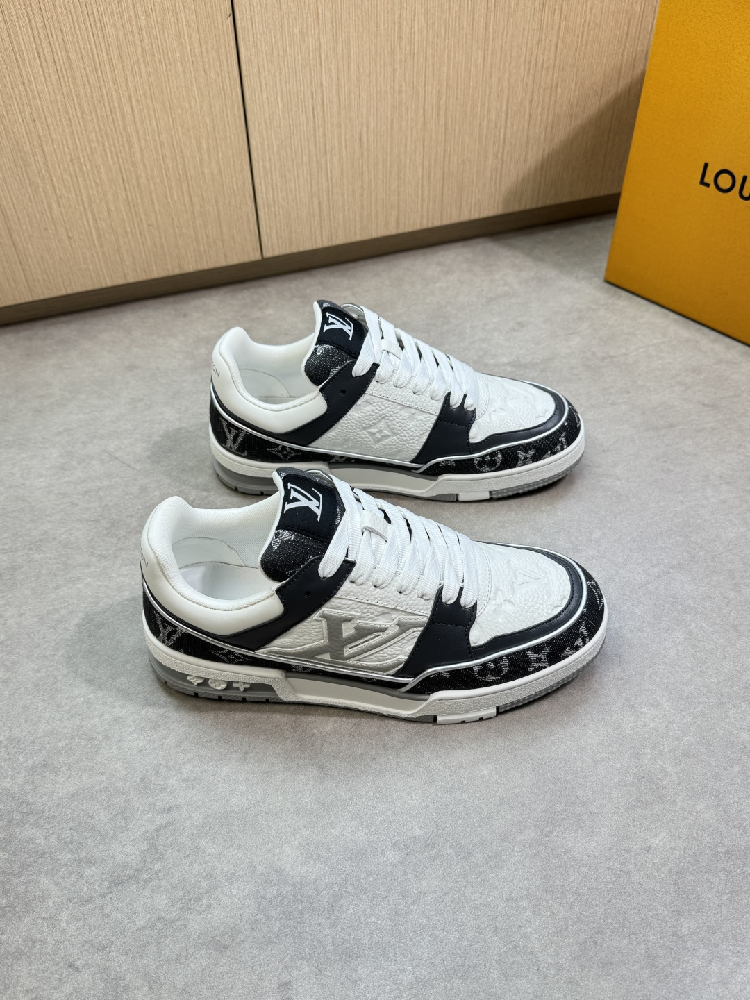 LV 루이비통 리치 가죽 & 모노그램 믹스 스니커즈 신발