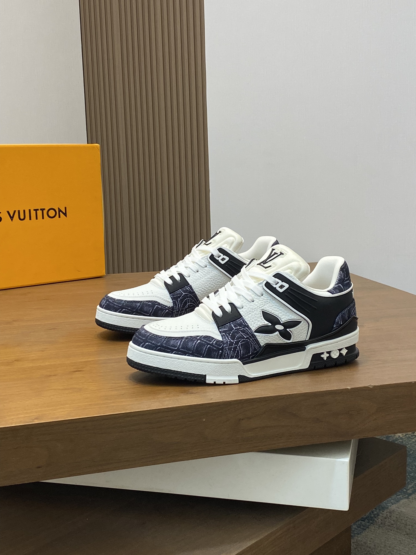 LV 루이비통 슈렁큰 레더 & 모노그램 하이엔드 스니커즈 신발