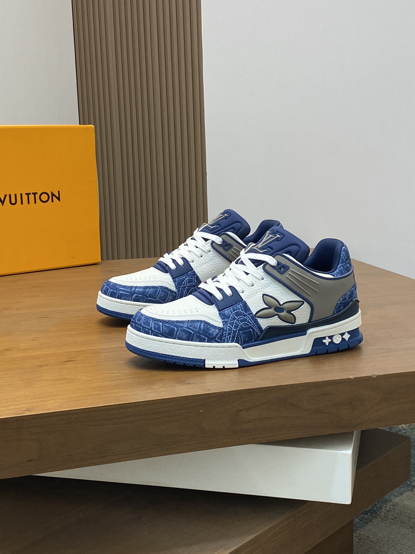 LV 루이비통 슈렁큰 레더 & 모노그램 하이엔드 스니커즈 신발