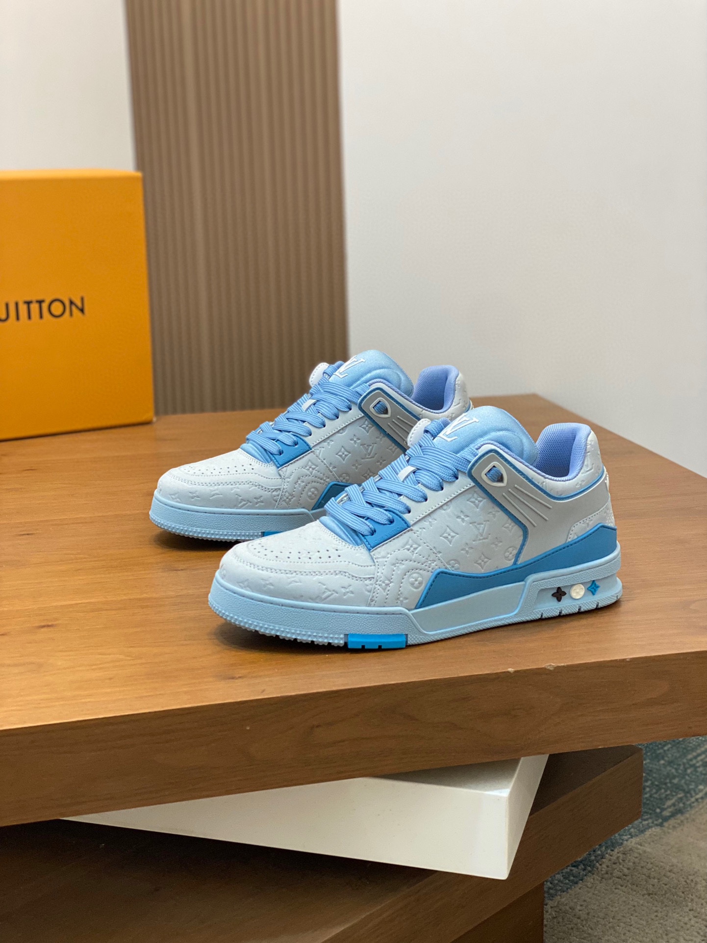 LV 루이비통 슈렁큰 레더 & 모노그램 스탠다드 스니커즈 신발