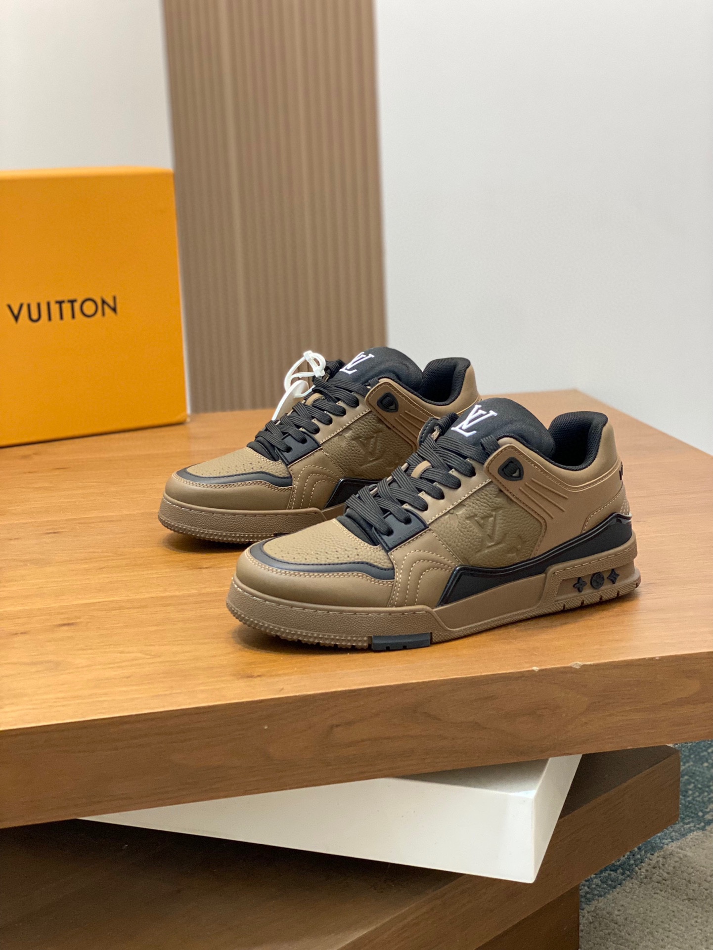 LV 루이비통 슈렁큰 레더 & 모노그램 스탠다드 스니커즈 신발