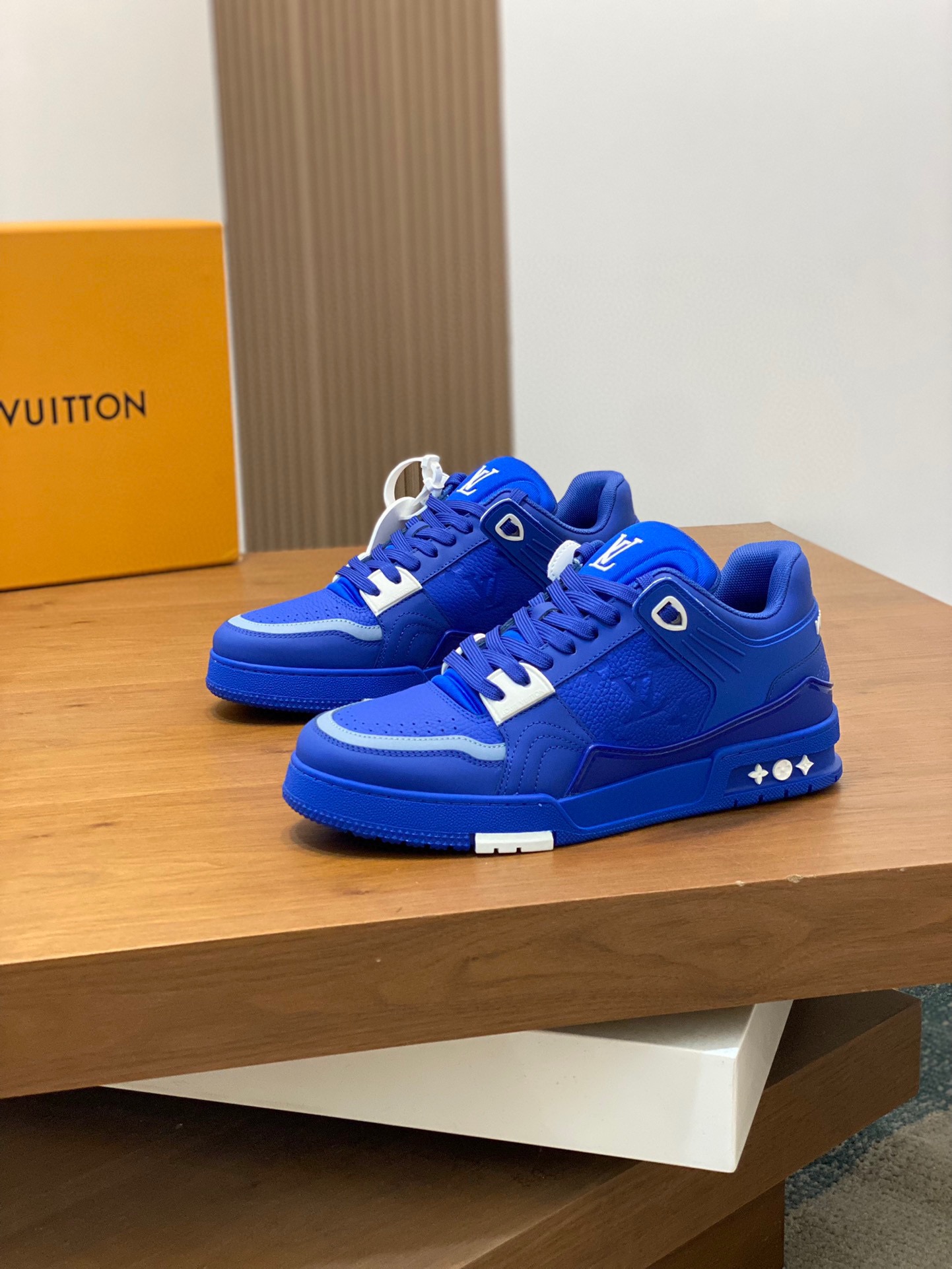 LV 루이비통 슈렁큰 레더 & 모노그램 스탠다드 스니커즈 신발