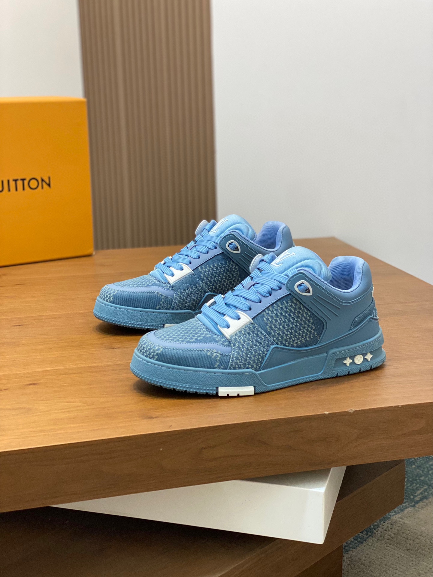 LV 루이비통 슈렁큰 레더 & 모노그램 스탠다드 스니커즈 신발