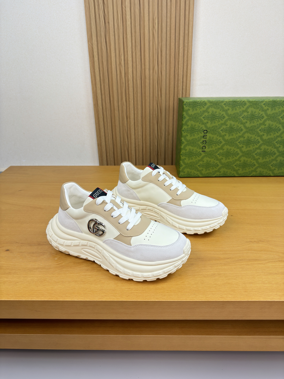 GUCCI 구찌 나파 & 스웨이드 메탈 로고 스니커즈 신발