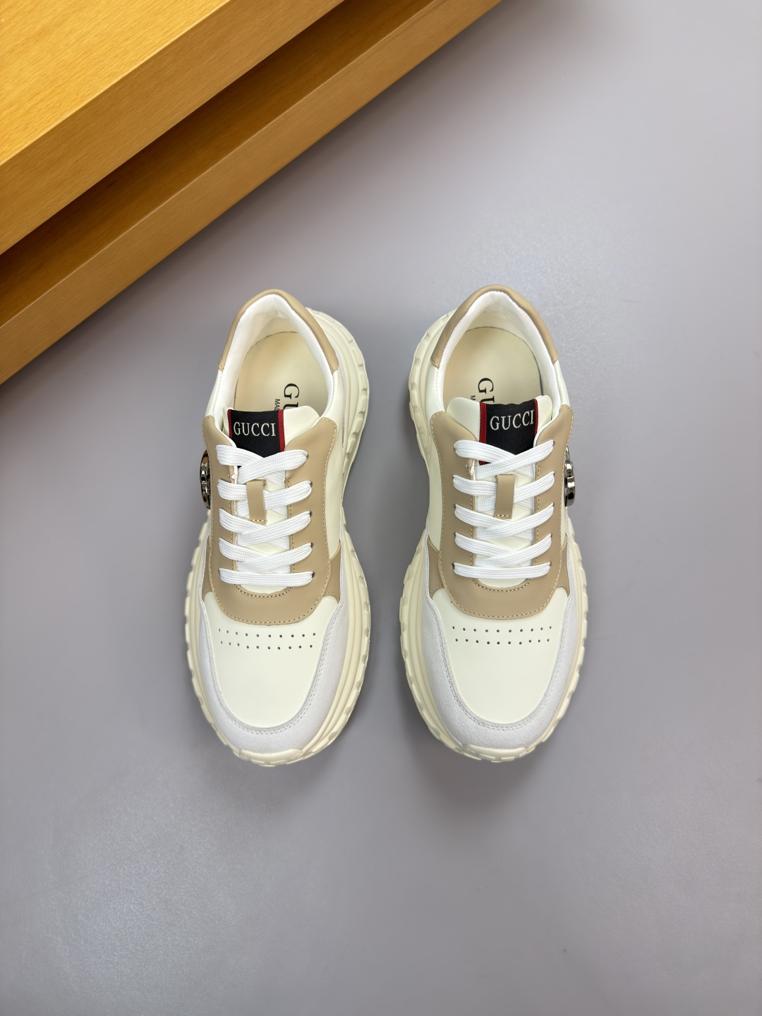 GUCCI 구찌 나파 & 스웨이드 메탈 로고 스니커즈 신발