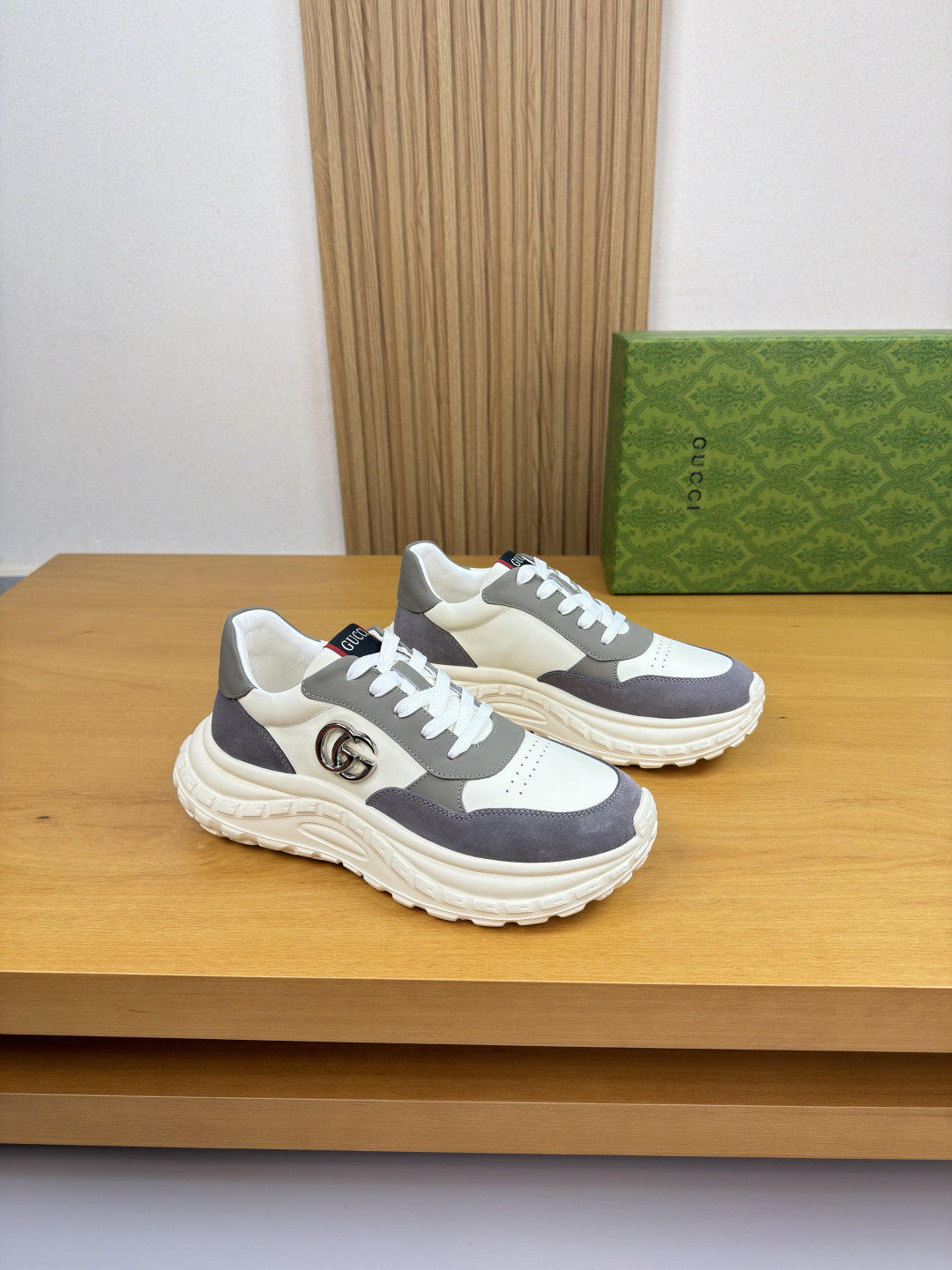 GUCCI 구찌 나파 & 스웨이드 메탈 로고 스니커즈 신발