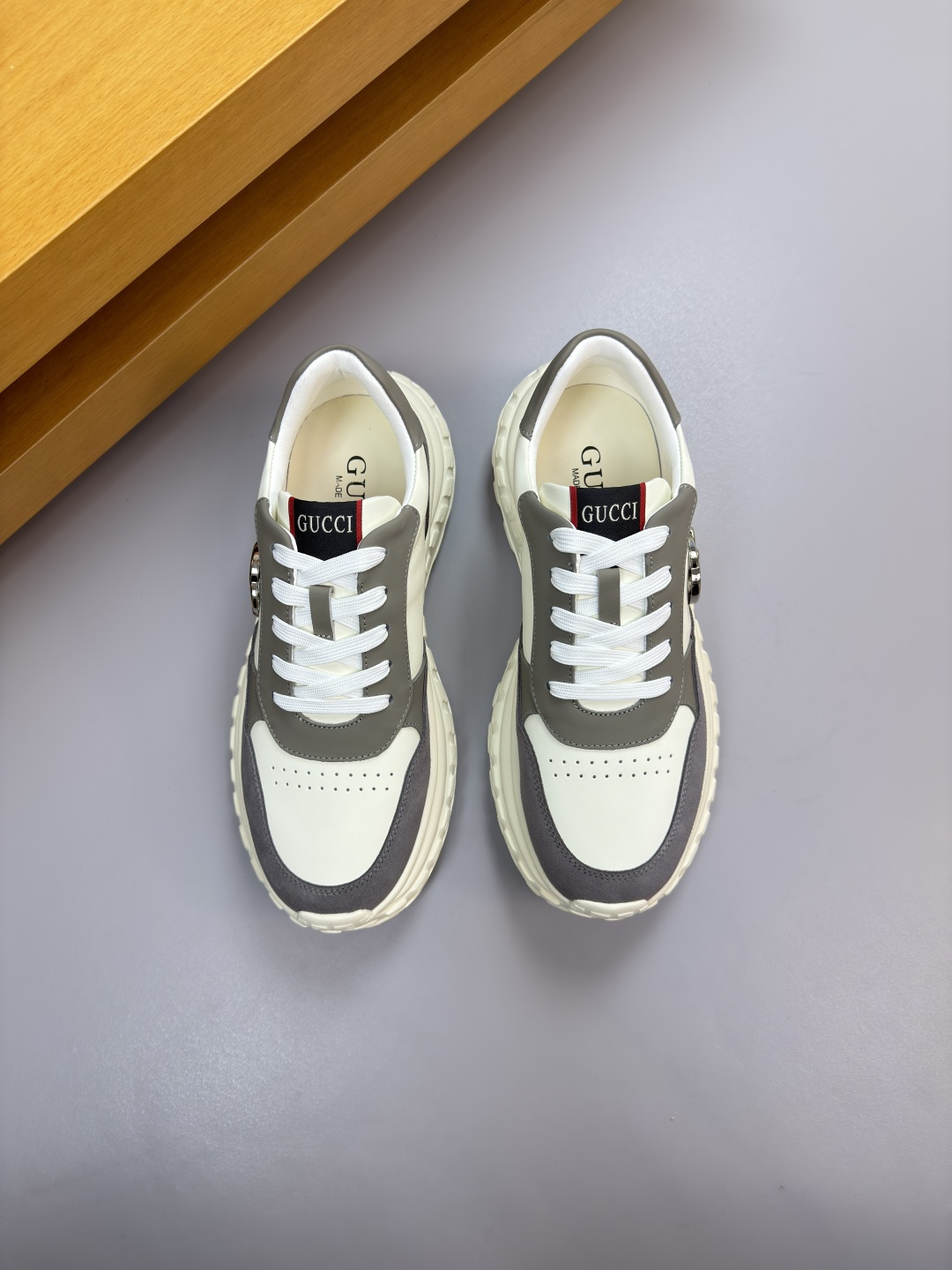 GUCCI 구찌 나파 & 스웨이드 메탈 로고 스니커즈 신발