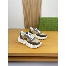 GUCCI 구찌 나파 & 스웨이드 메탈 로고 스니커즈 신발