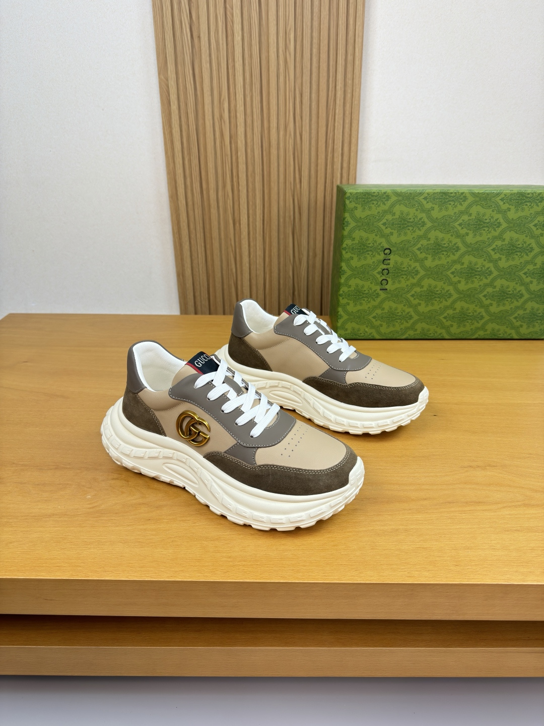 GUCCI 구찌 나파 & 스웨이드 메탈 로고 스니커즈 신발