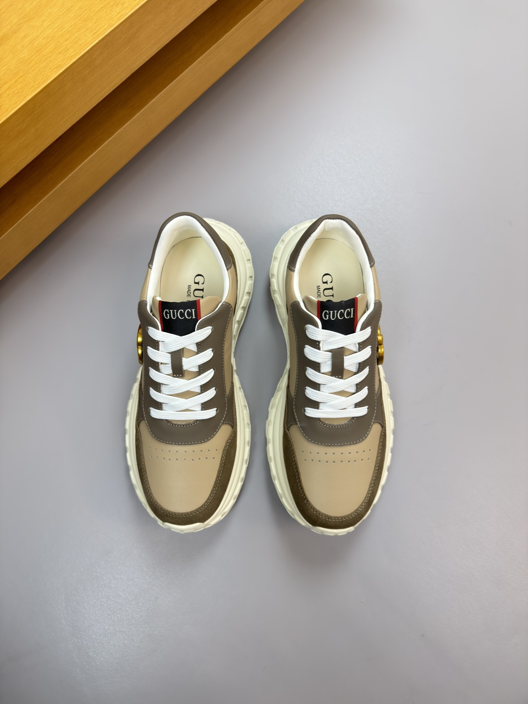 GUCCI 구찌 나파 & 스웨이드 메탈 로고 스니커즈 신발