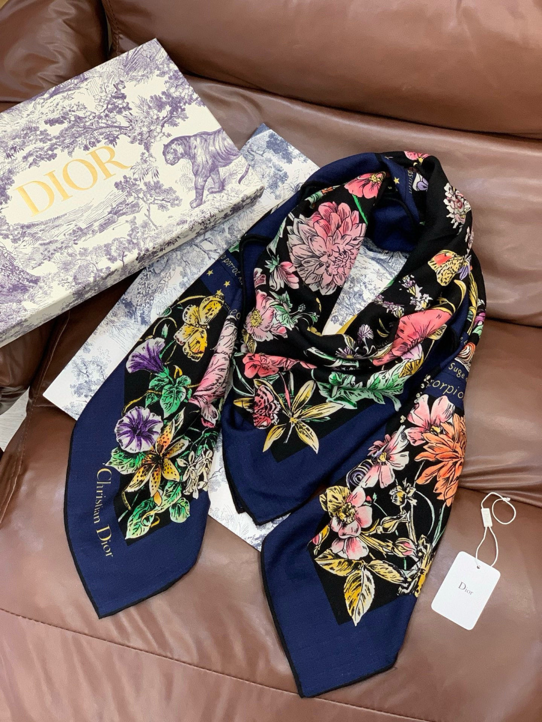 디올(DIOR) 아스트랄 플라워 스퀘어 머플러 목도리 스카프