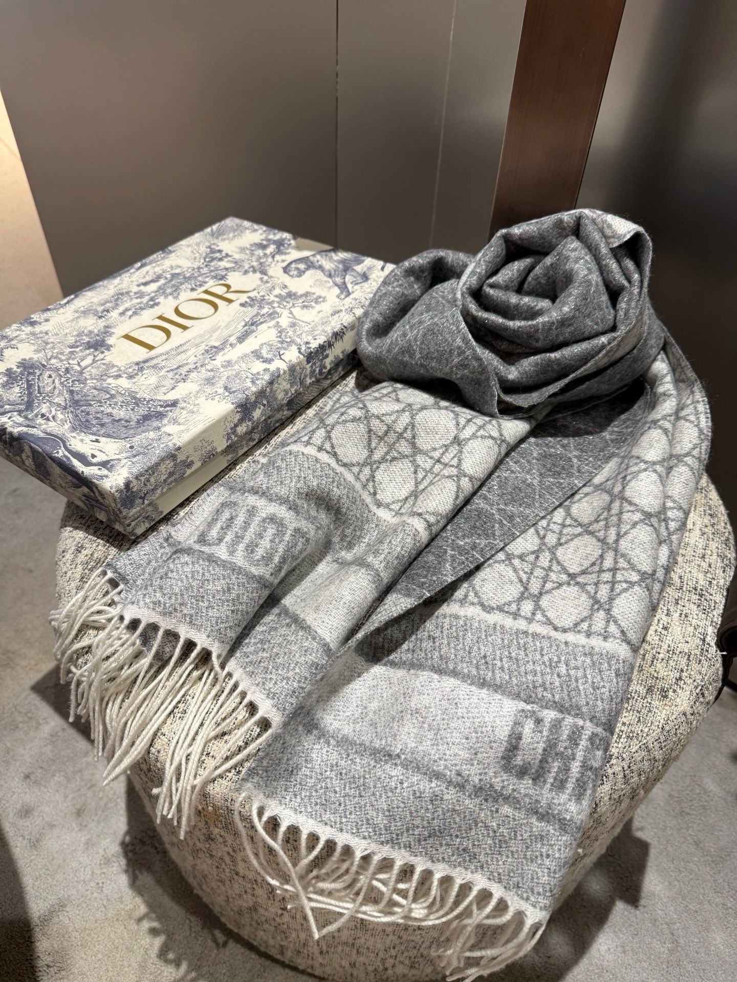 디올(DIOR) 퀼팅 숄 머플러 목도리 스카프