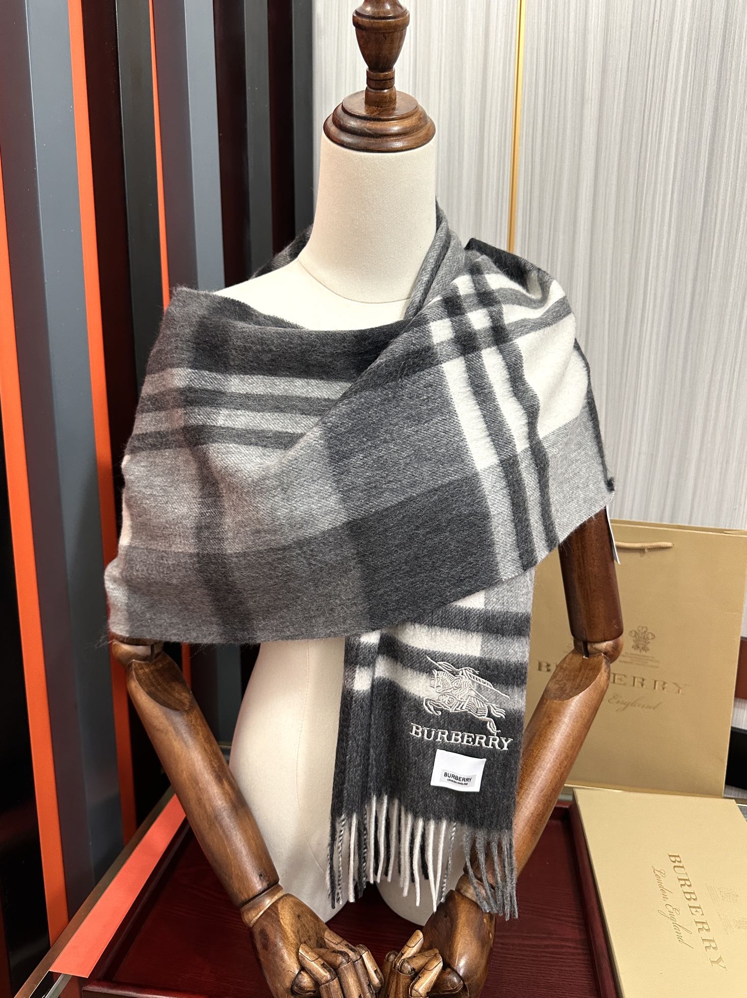 버버리(BURBERRY) 2026 캐시미어 체크 커플 목도리 스카프