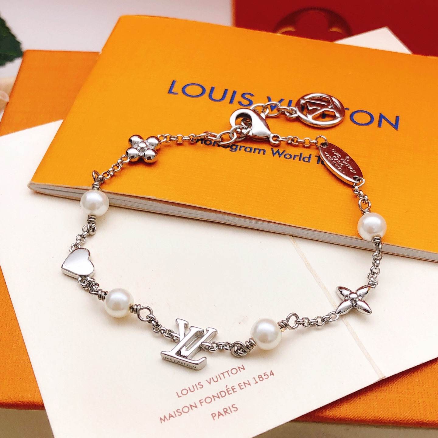루이비통(LV) 실버 하트 팔찌 악세사리