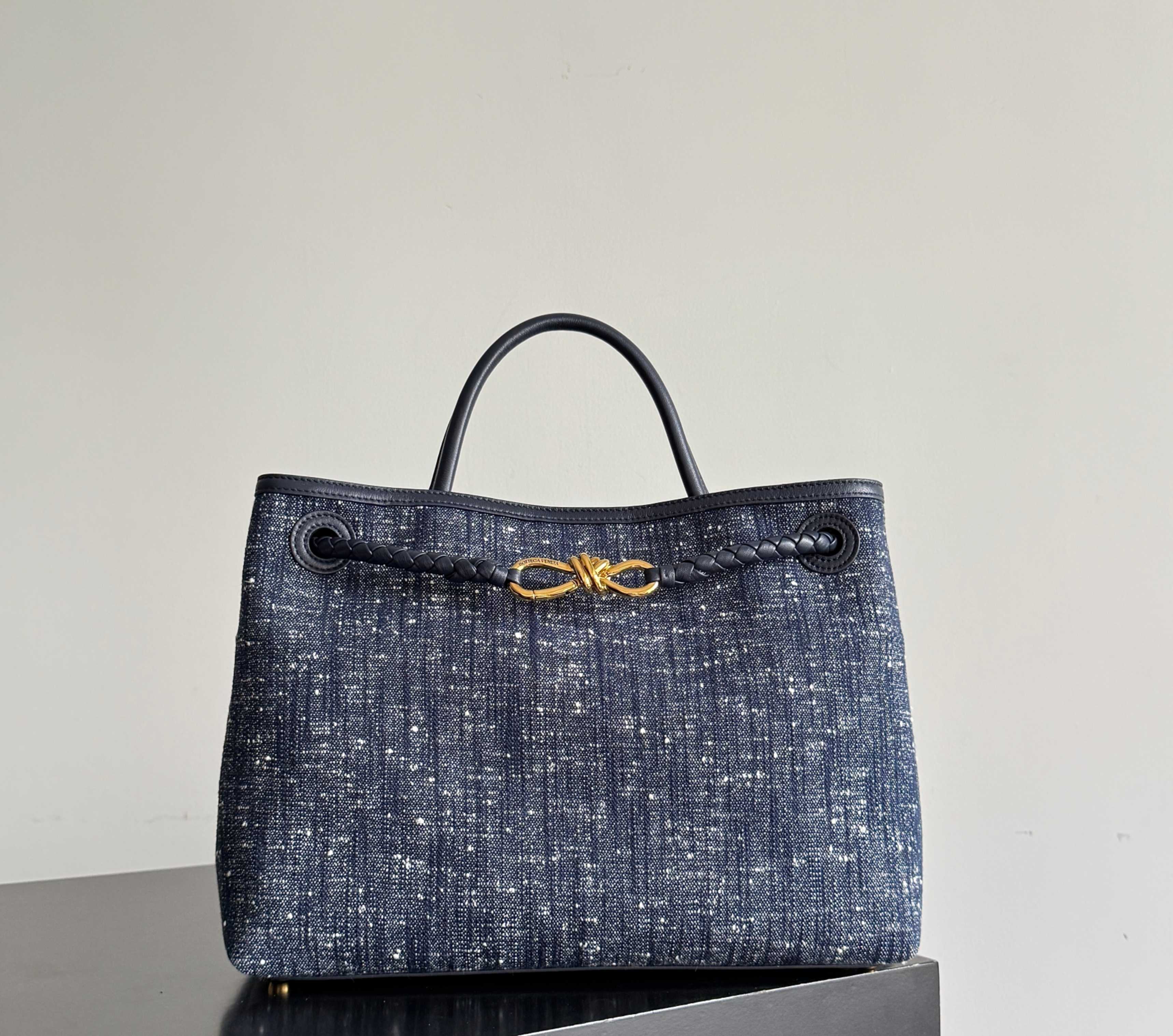 Bottega Veneta BV 보테가 베네타 안디아모(Andiamo) 데님 믹스 숄더백 가방 미디엄