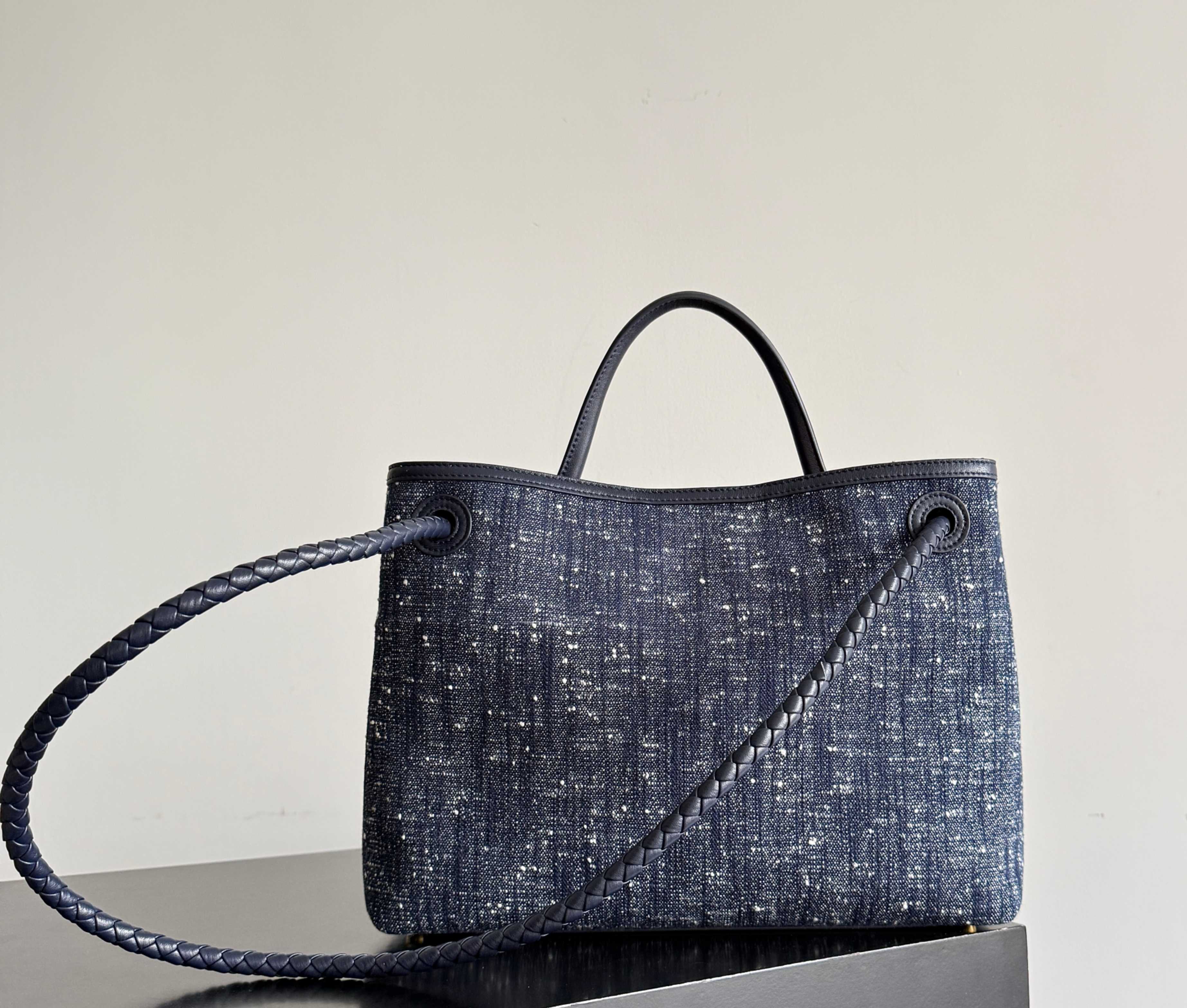 Bottega Veneta BV 보테가 베네타 안디아모(Andiamo) 데님 믹스 숄더백 가방 미디엄