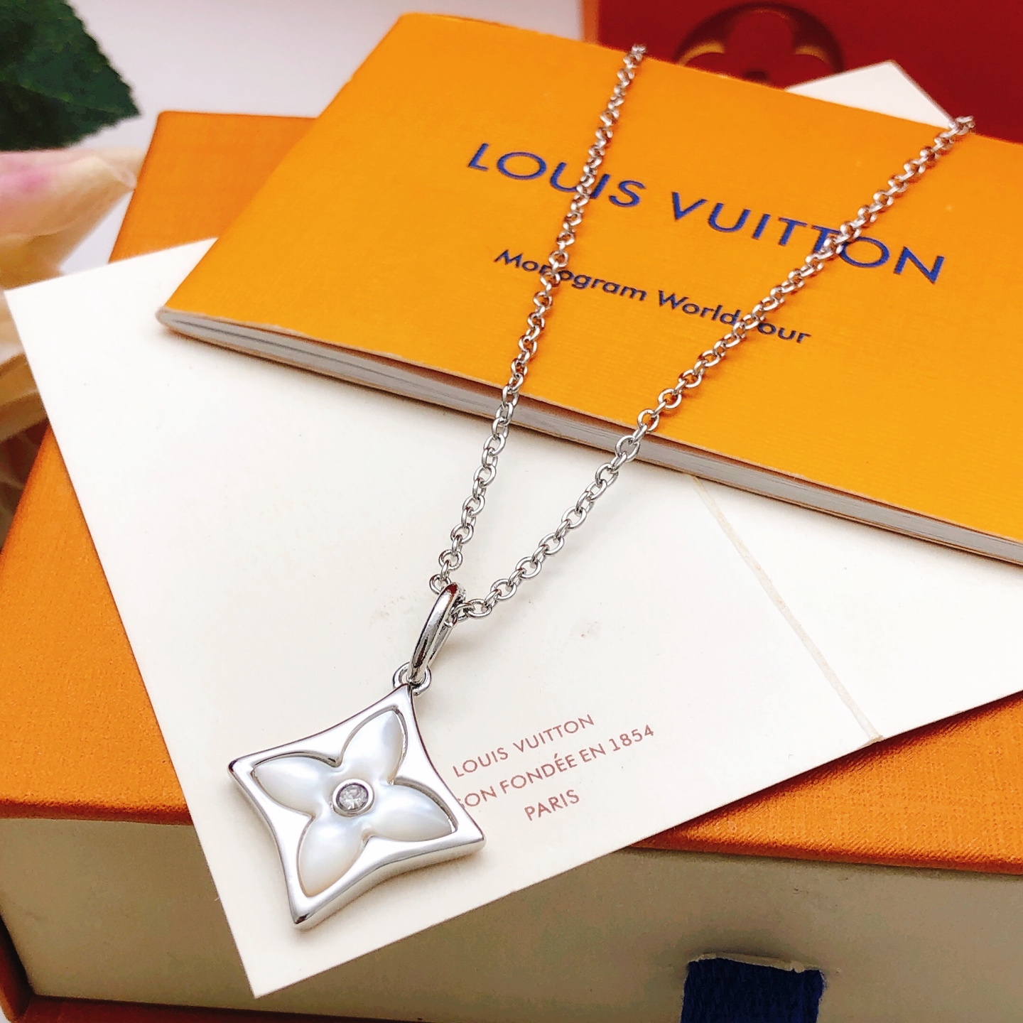 루이비통(LV) 다이아 쉐입 목걸이 악세사리