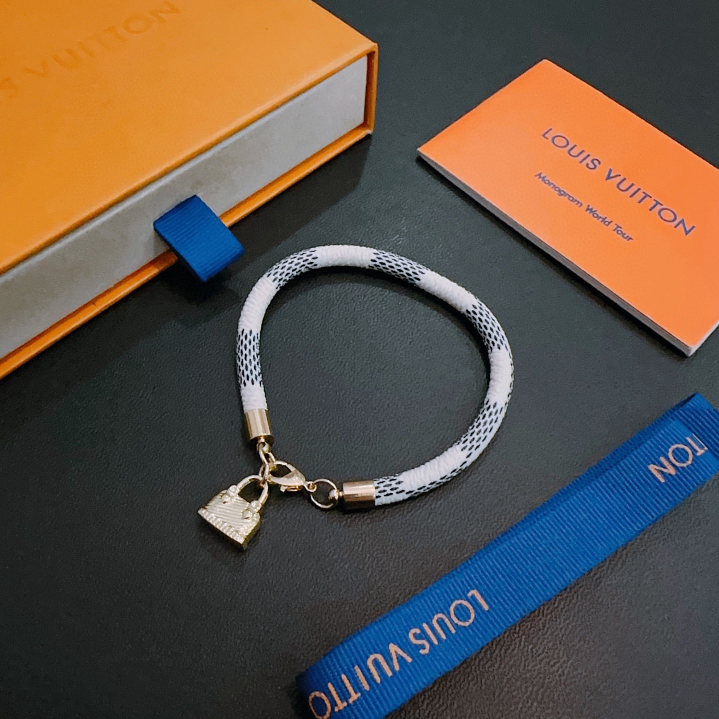 루이비통(LV) 가죽 스트랩 팔찌 악세사리
