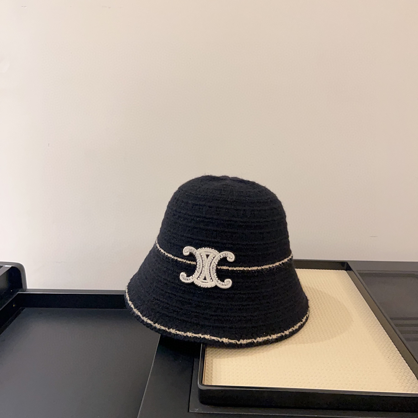 셀린느(CELINE) 니트 버킷 모자