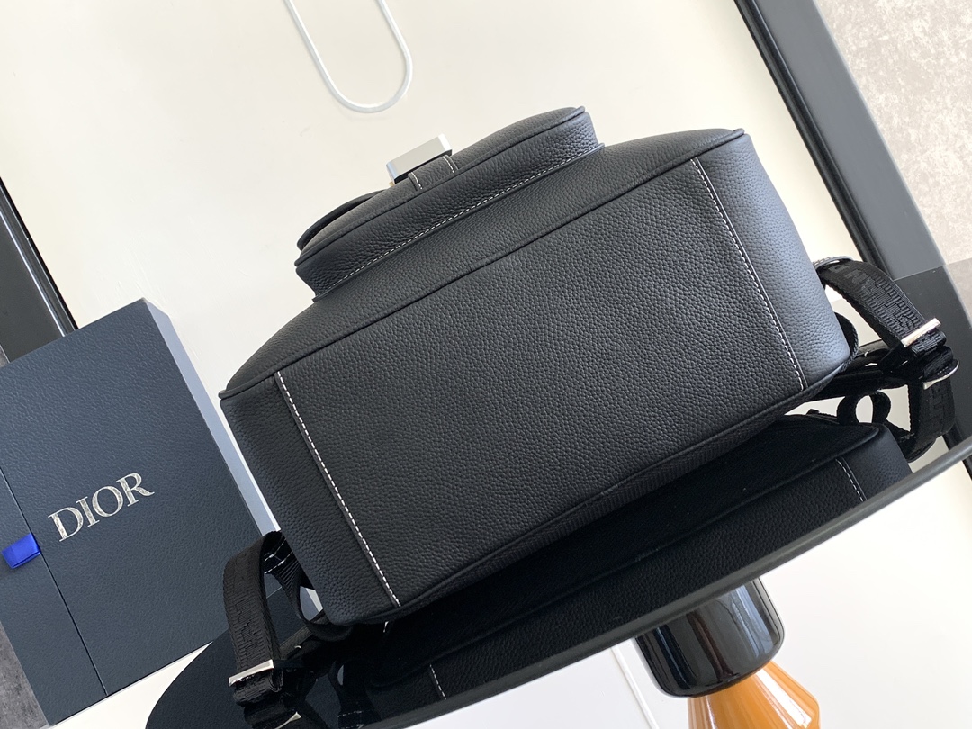 Dior CD 디올 새들(Saddle) 지퍼 백팩 - 블랙 그레인 레더 가방