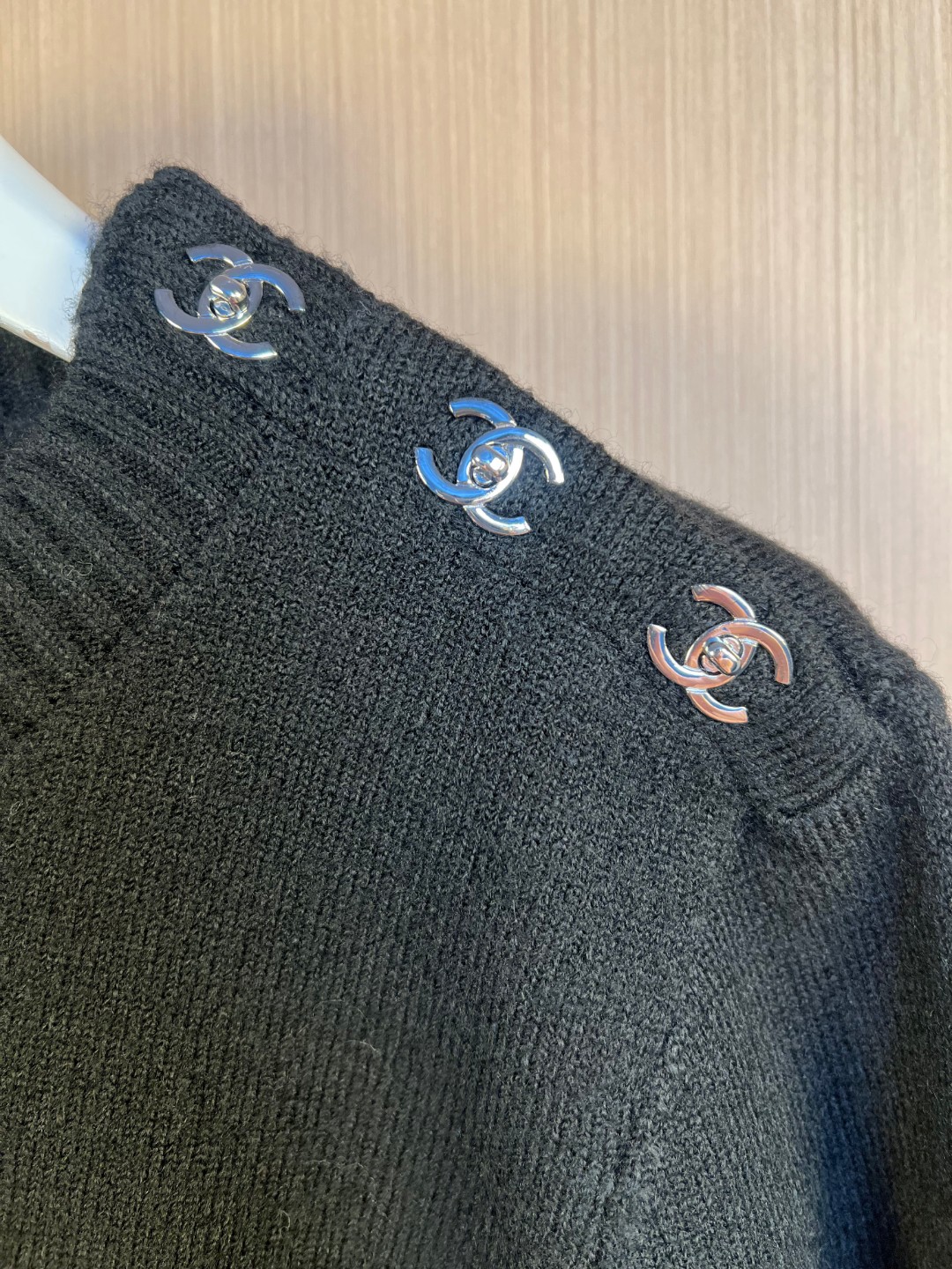 샤넬(CHANEL) 북백 버클 디테일 롱슬리브 니트 스웨터 의류