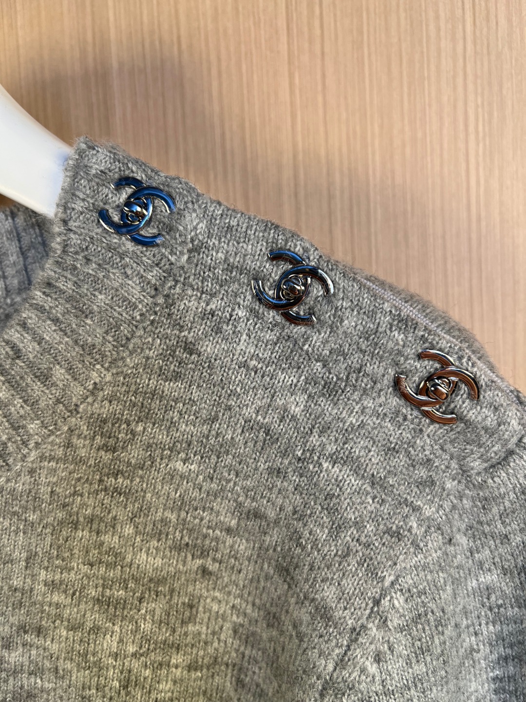 샤넬(CHANEL) 북백 버클 디테일 롱슬리브 니트 스웨터 의류