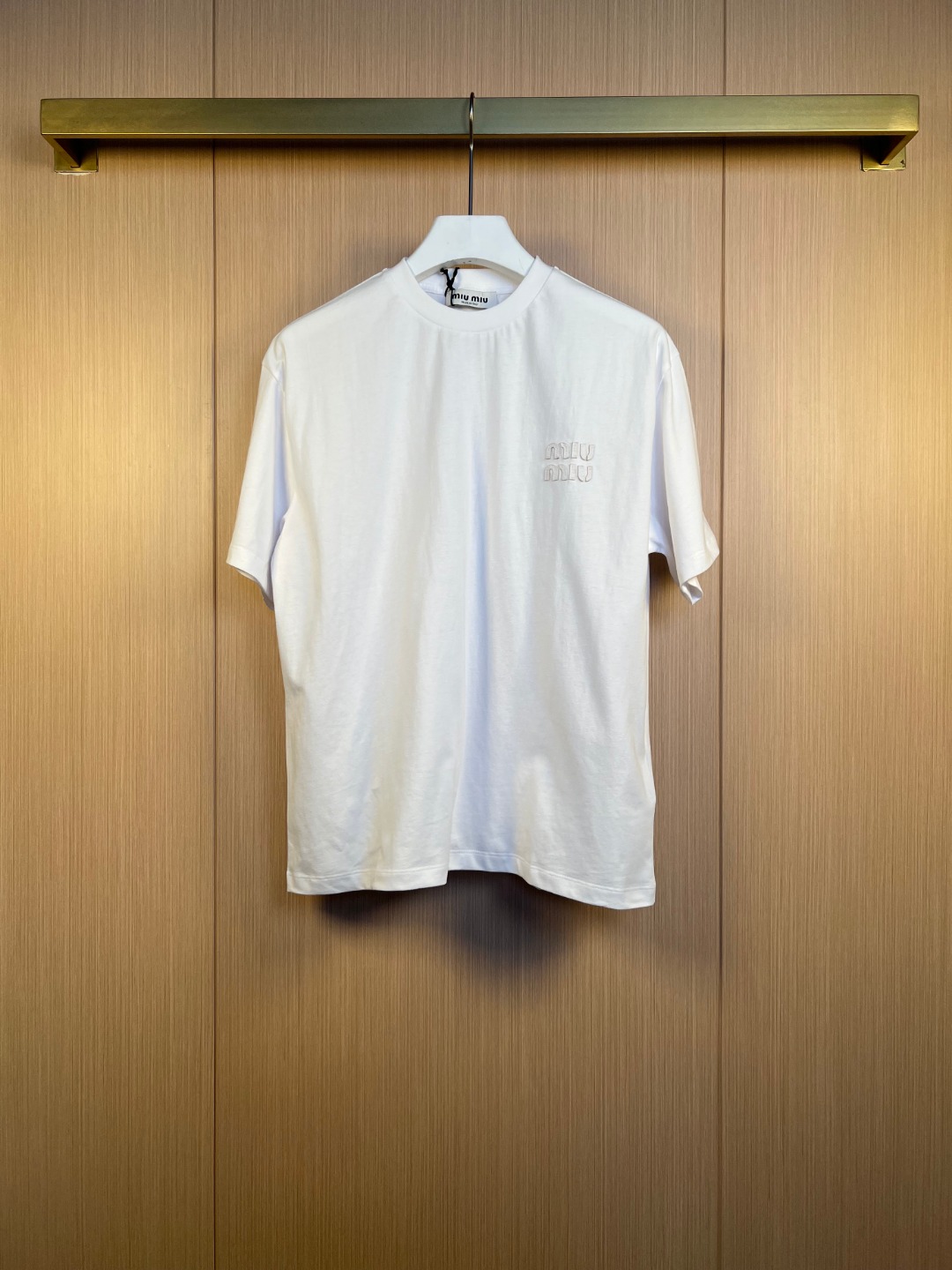 미우미우(MIU MIU) 클래식 레터 로고 자수 반소매 티셔츠 의류