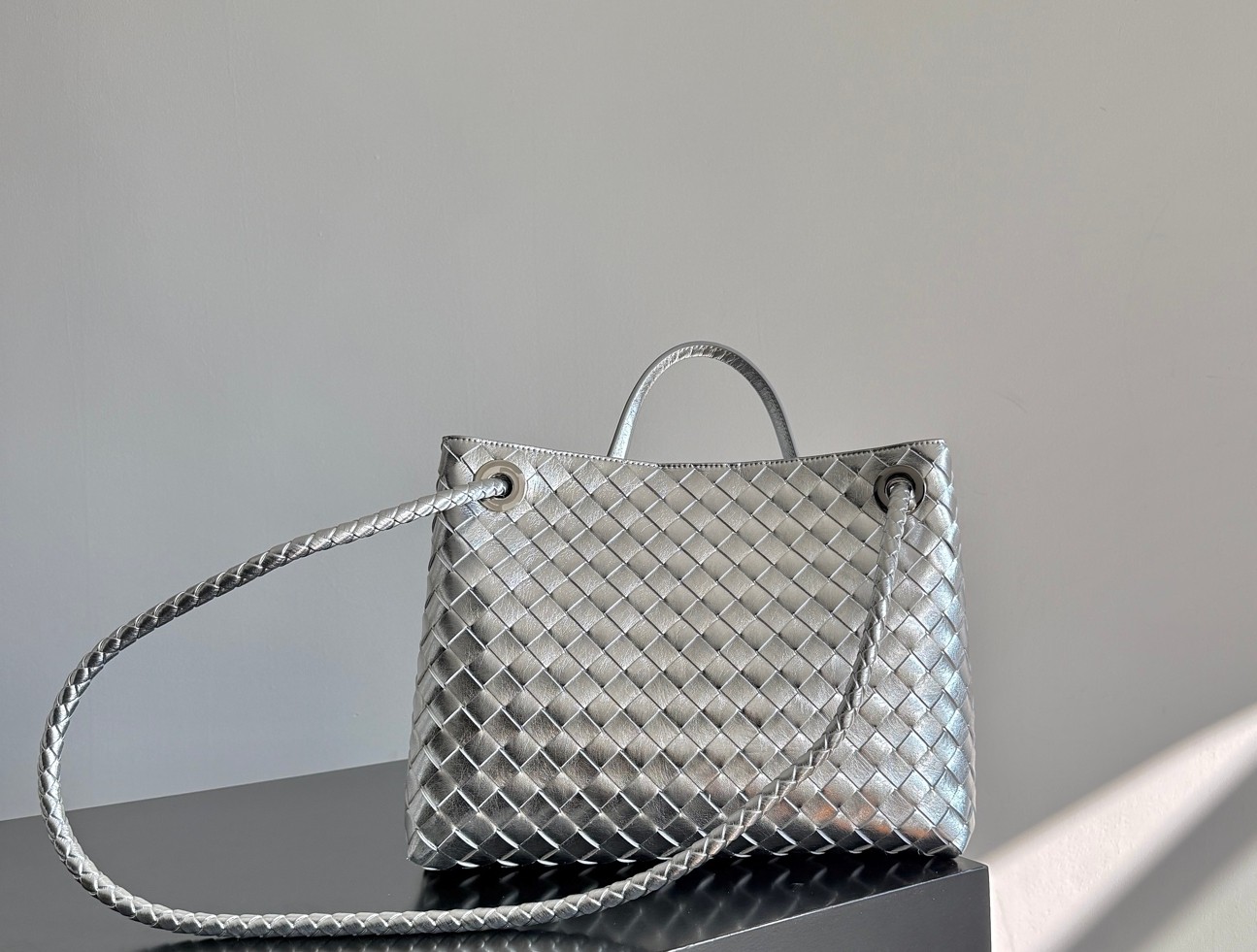 Bottega Veneta BV 보테가 베네타 안디아모(Andiamo) 토트백 숄더백 가방 미디움