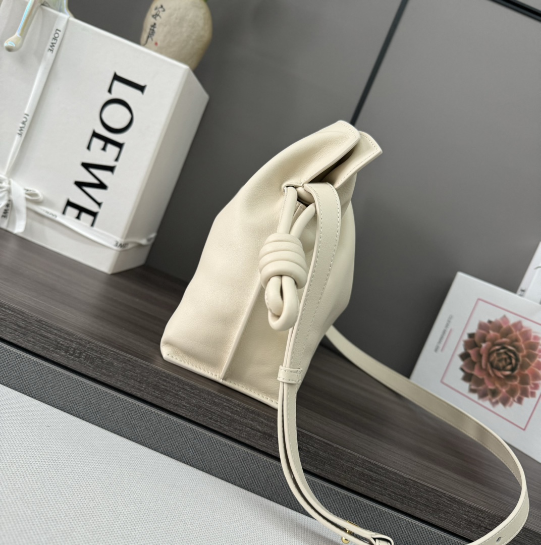 Loewe 로에베 신형 나파 카프스킨 플라멩코 퍼스 숄더백 가방 - 미디엄