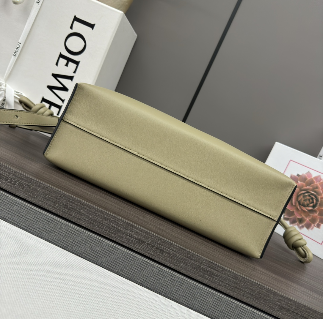 Loewe 로에베 신형 나파 카프스킨 플라멩코 퍼스 숄더백 가방 - 미디엄