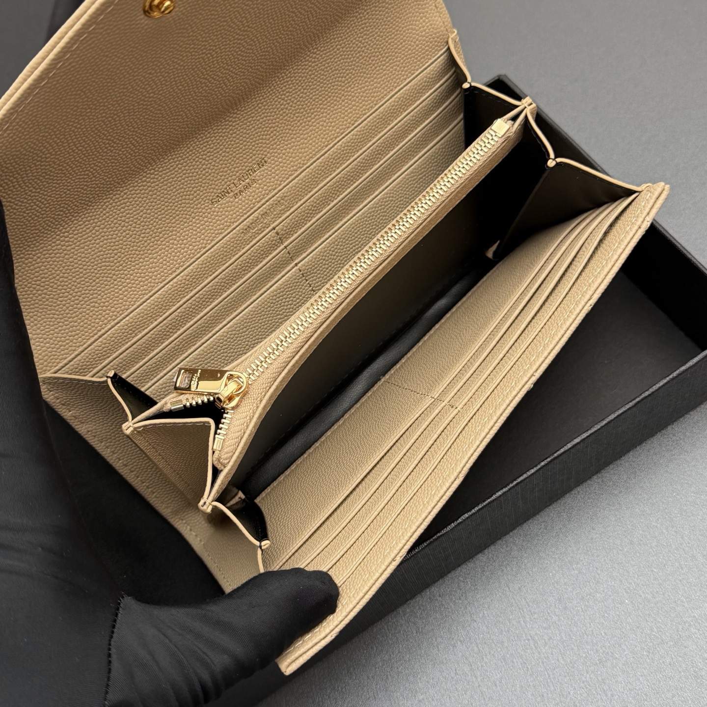 Saint Laurent YSL 생로랑 마틀라세 그레인 레더 장지갑 - 아몬드/금장