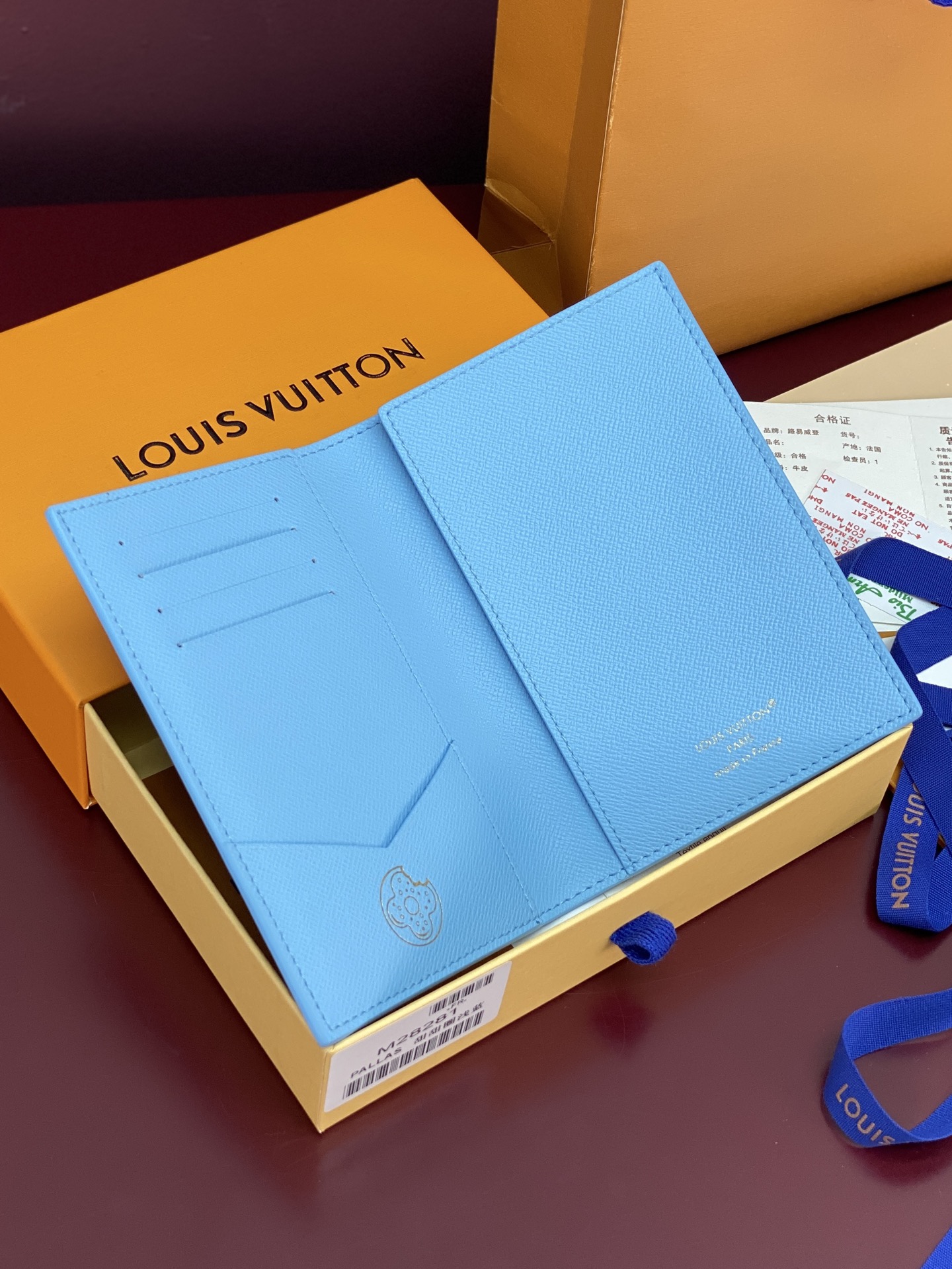 LOUIS VUITTON LV 루이비통 여권 커버 '모노그램 도넛' 라이트 블루 (M28281) 지갑