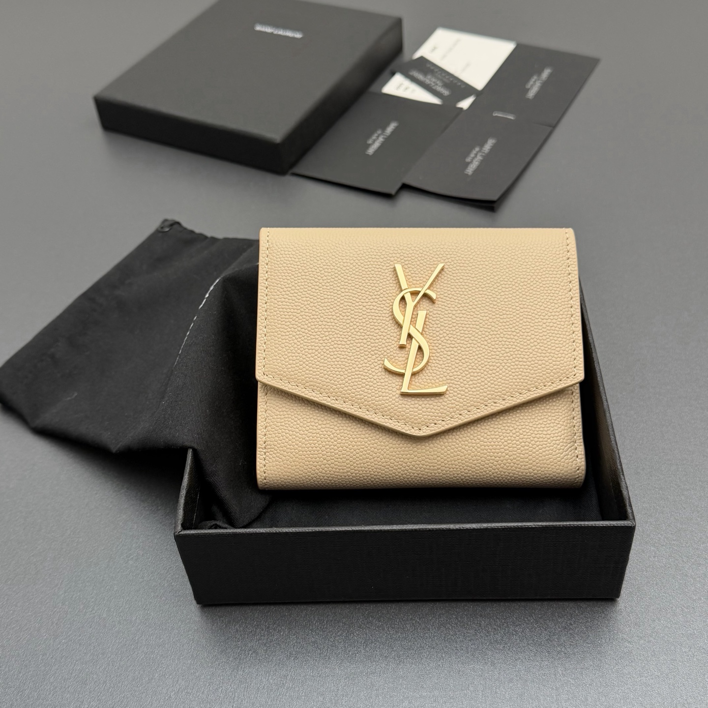 Saint Laurent YSL 생로랑 마틀라세 그레인 레더 컴팩트 지갑 - 아몬드/금장