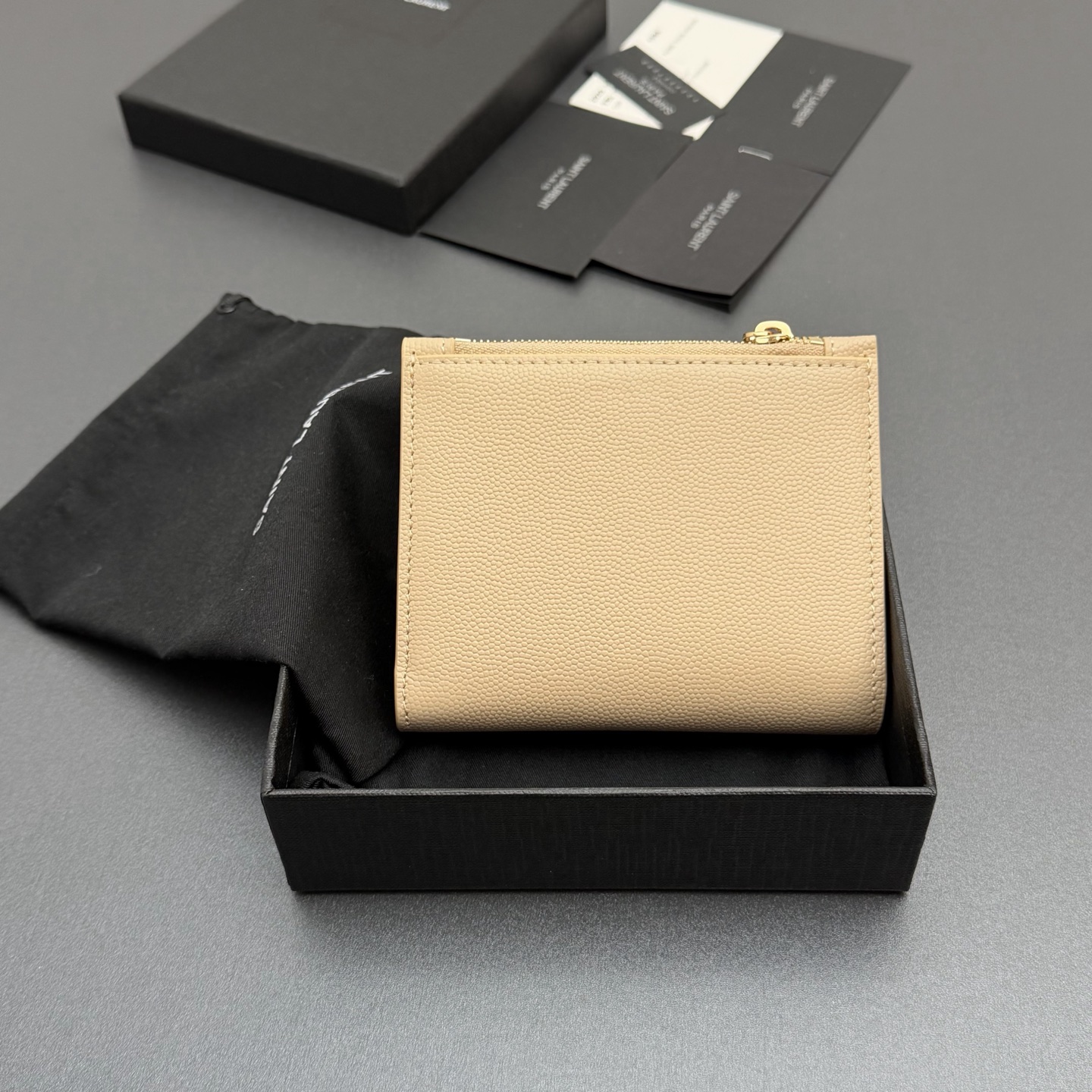 Saint Laurent YSL 생로랑 마틀라세 그레인 레더 컴팩트 지갑 - 아몬드/금장