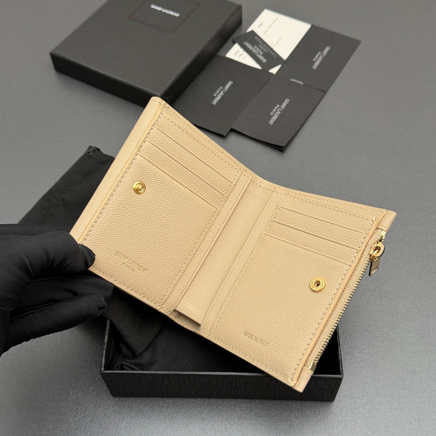 Saint Laurent YSL 생로랑 마틀라세 그레인 레더 컴팩트 지갑 - 아몬드/금장