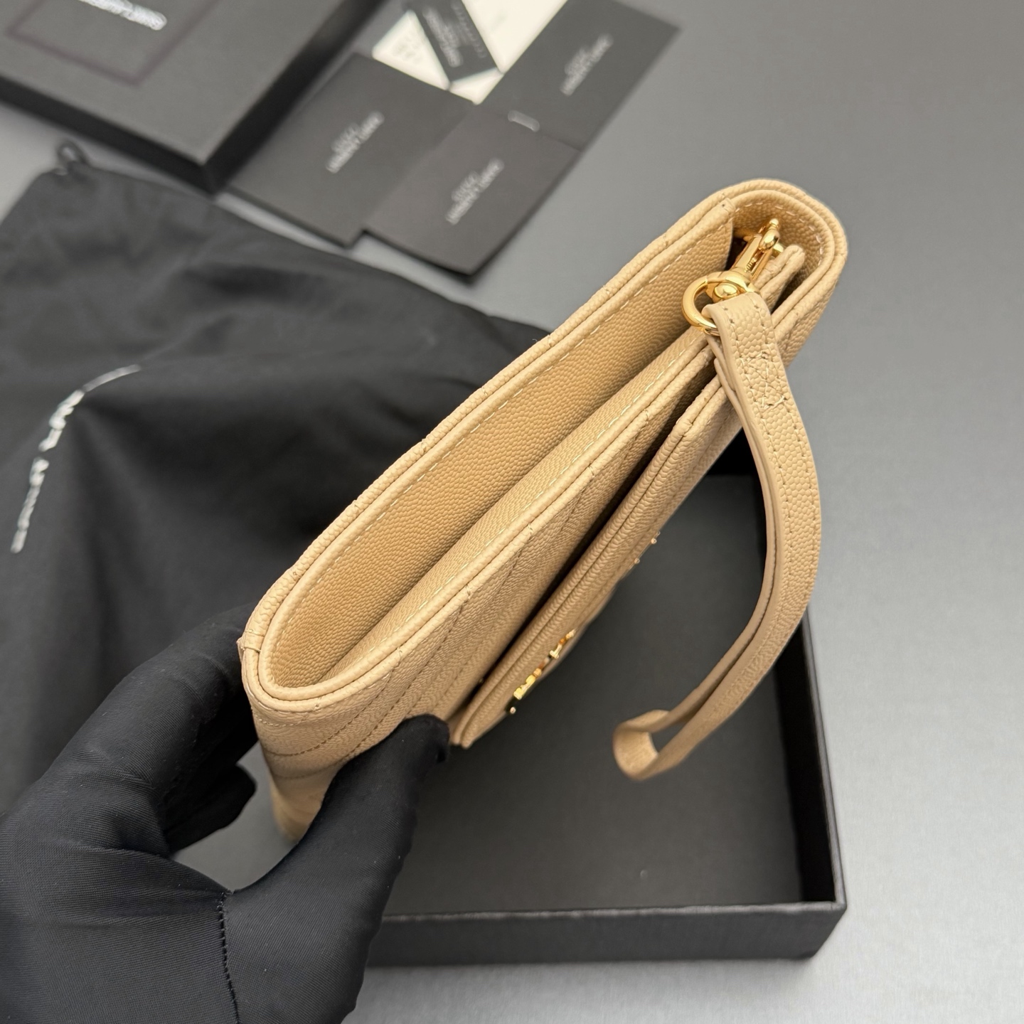 Saint Laurent YSL 생로랑 마틀라세 카산드르 엔벨로프 클러치 가방