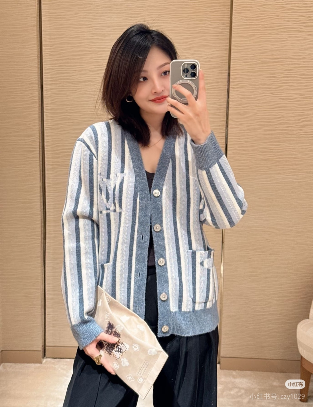 루이비통(LV) 스트라이프 자카드 싱글 버튼 니트 가디건 의류