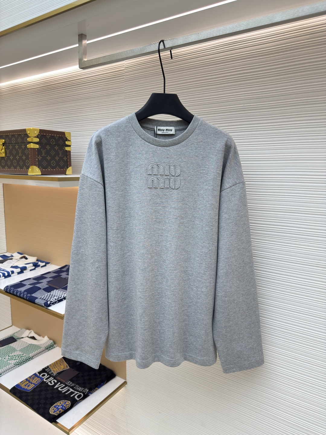 미우미우(Miu Miu) 자수 레이저 컷 로고 장소매 티셔츠 의류