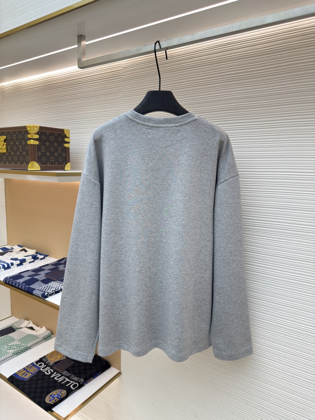 미우미우(Miu Miu) 자수 레이저 컷 로고 장소매 티셔츠 의류