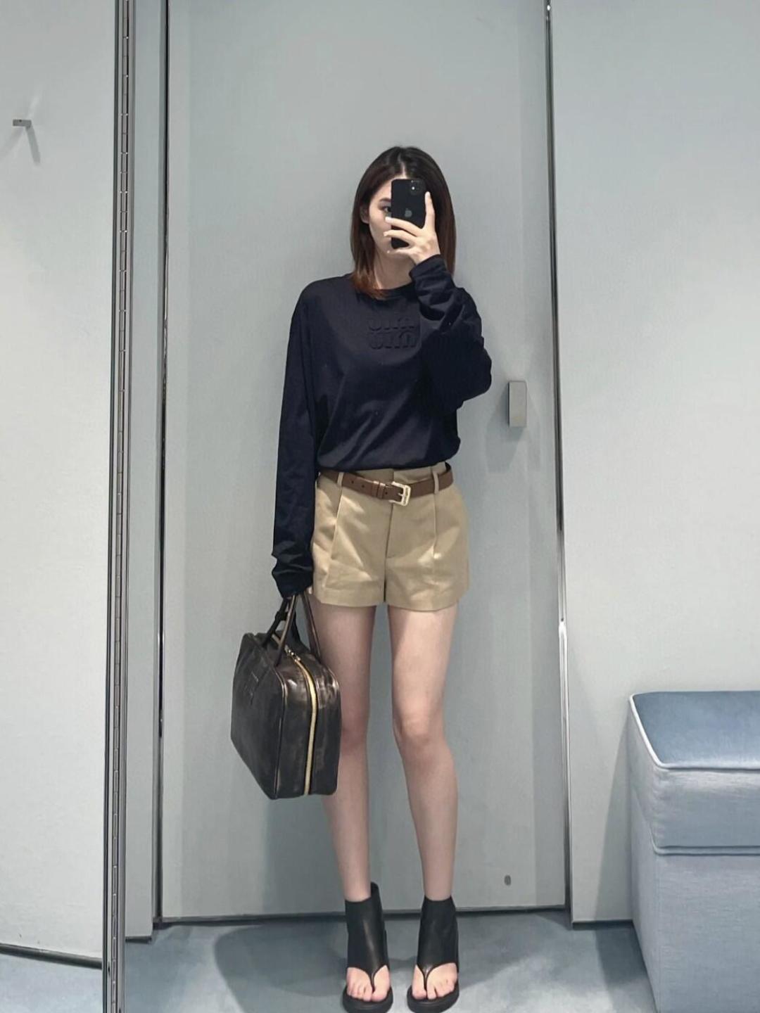 미우미우(Miu Miu) 자수 레이저 컷 로고 장소매 티셔츠 의류