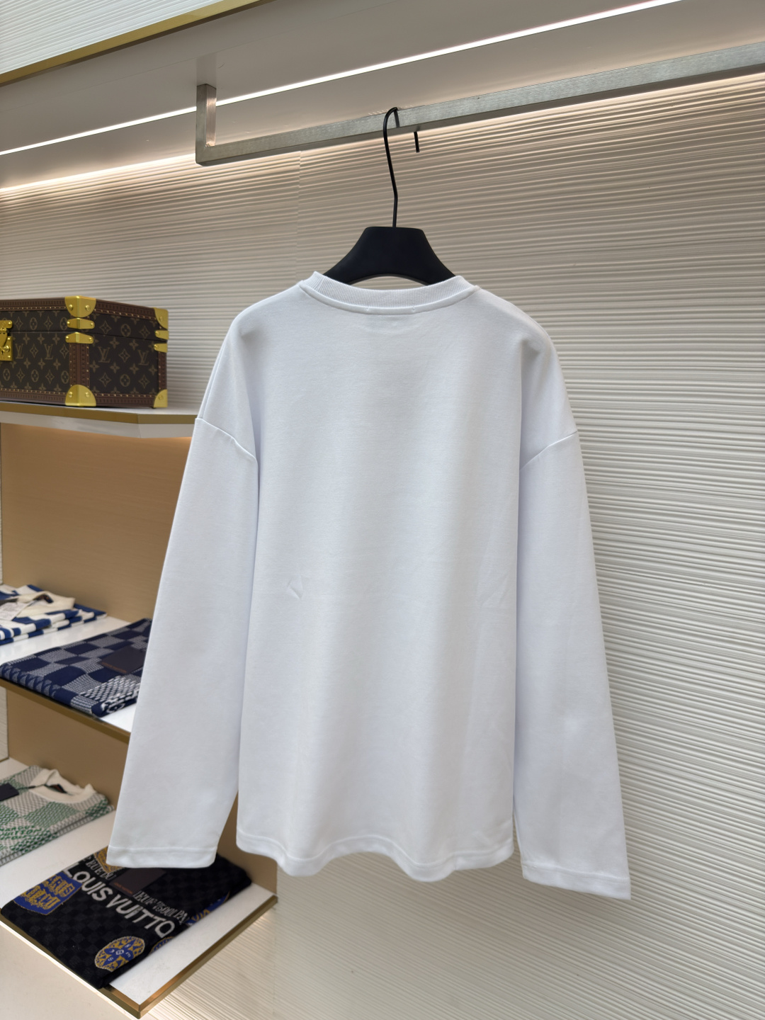 미우미우(Miu Miu) 자수 레이저 컷 로고 장소매 티셔츠 의류