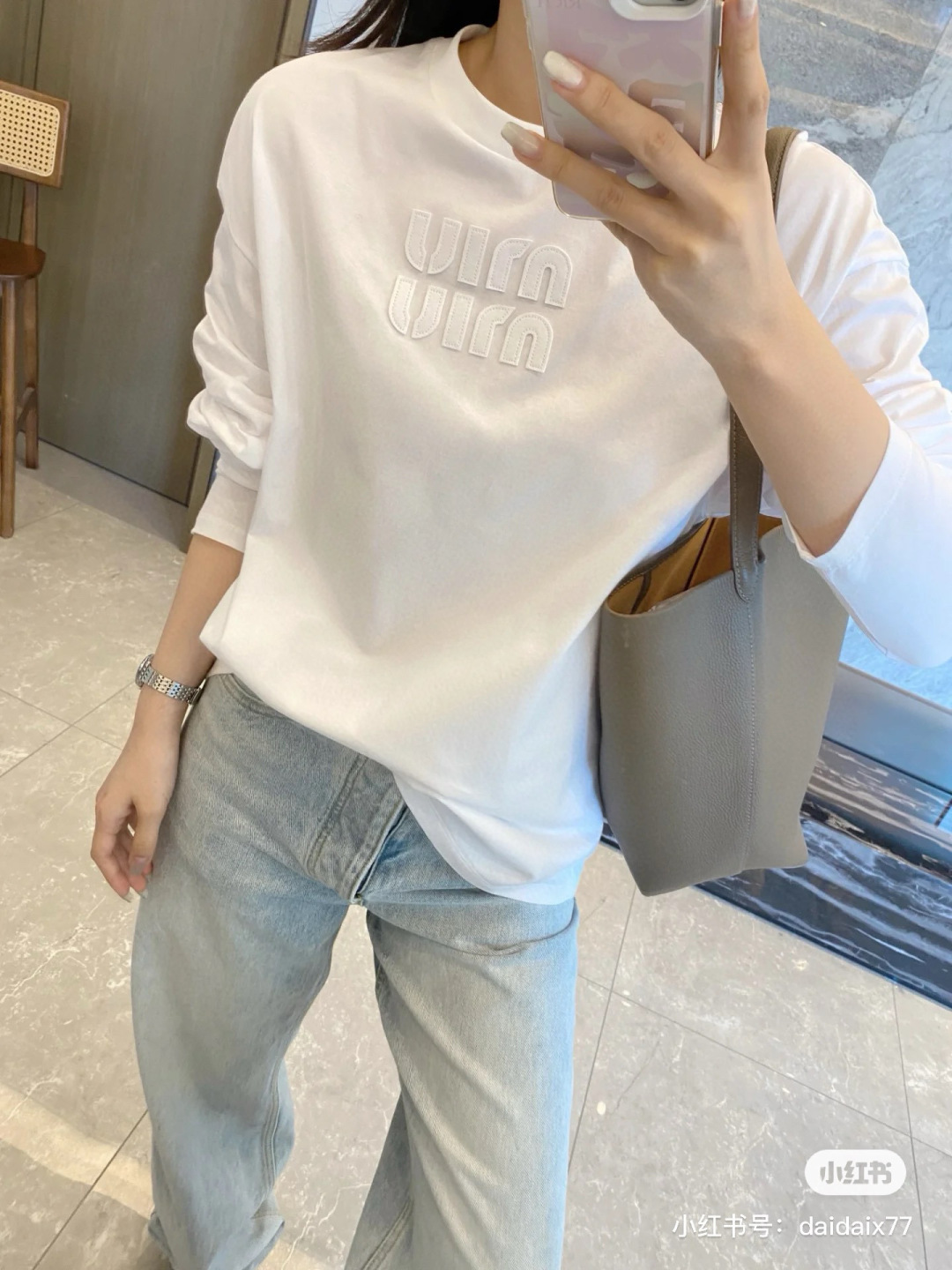 미우미우(Miu Miu) 자수 레이저 컷 로고 장소매 티셔츠 의류