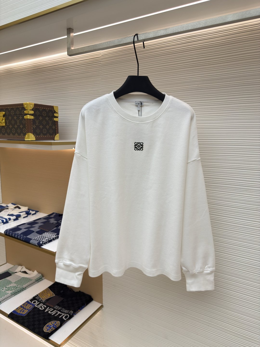 로에베(LOEWE) 아나그램 자수 긴소매 티셔츠 의류