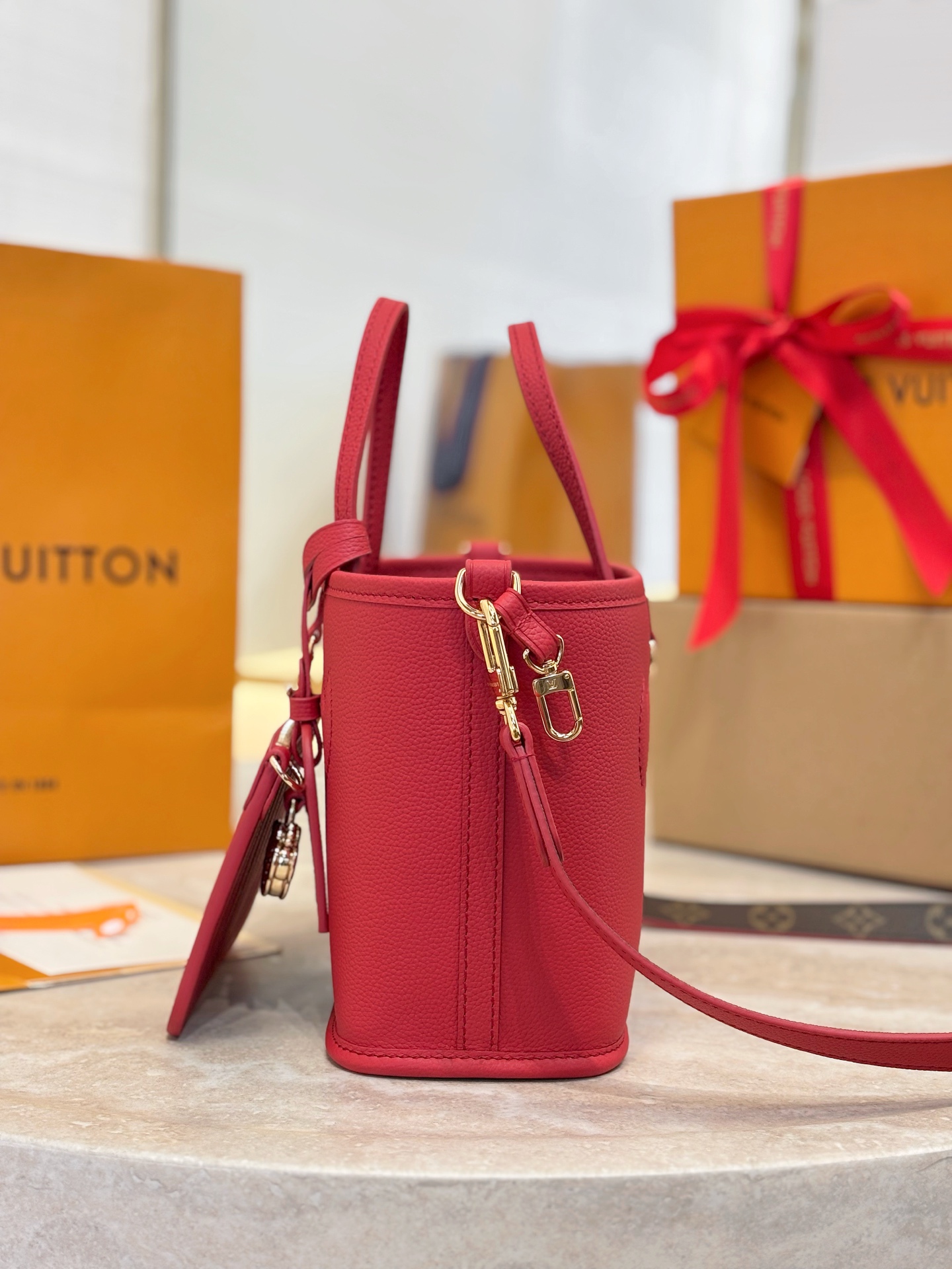 LV 루이비통 네버풀 반둘리에 인사이드 아웃 BB 레드 토트백 숄더백 가방 (M28318)