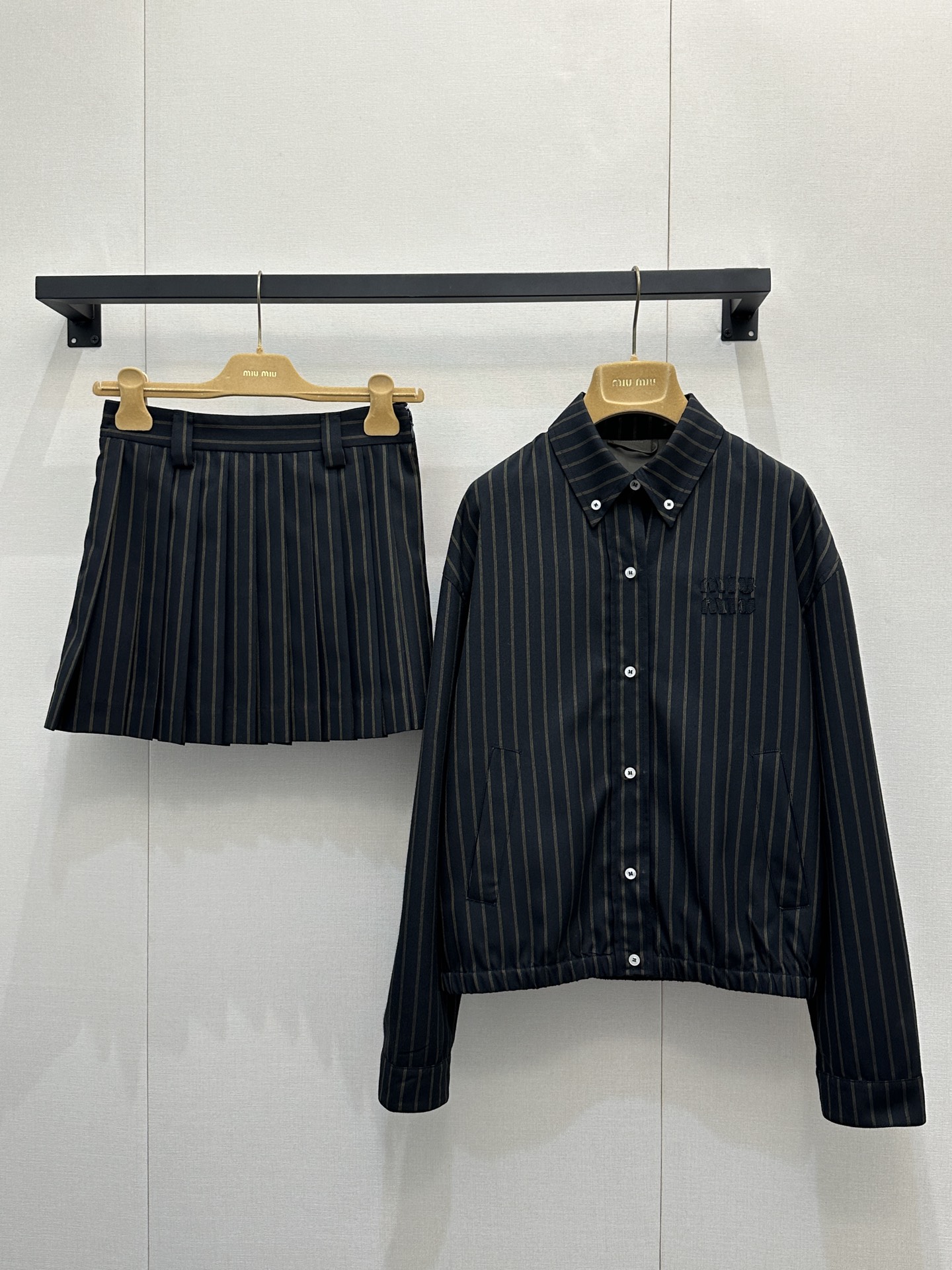 miumiu 미우미우 블랙 스트라이프 자켓 & 백플리츠 스커트 셋업 세트 의류